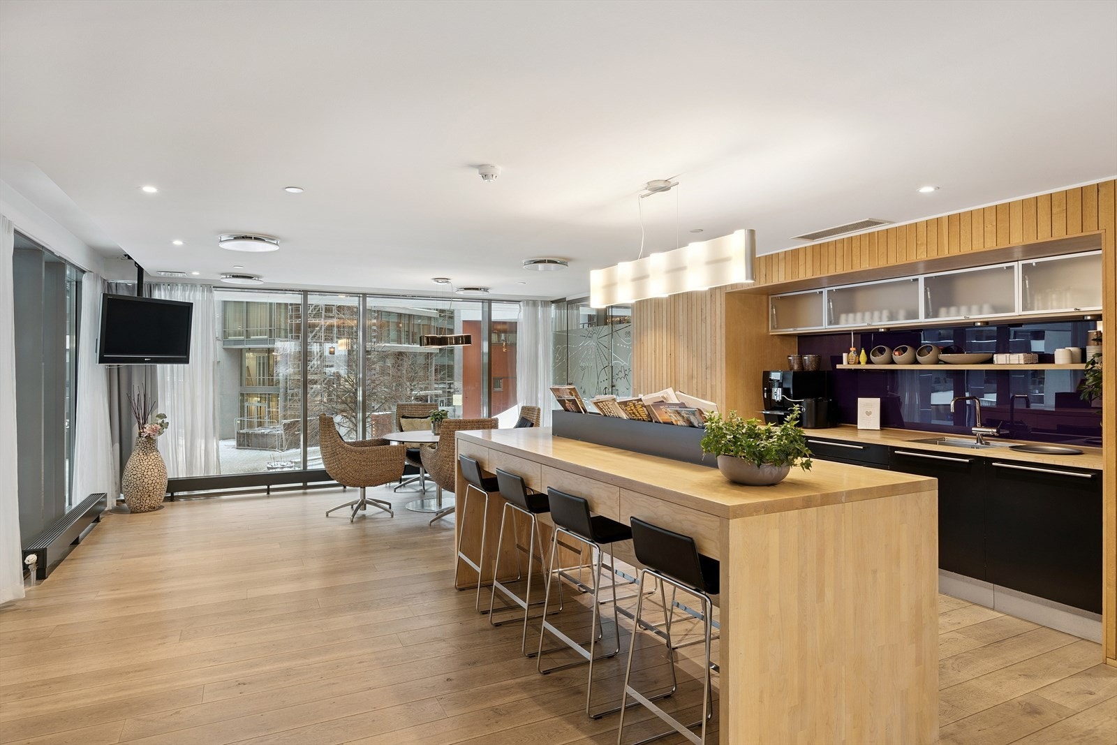 Leiligheten er tilknyttet Tjuvholmen Servicesameie: Fellesarealene tilbyr sosiale soner og kan benyttes til private arrangementer. Galleribilde