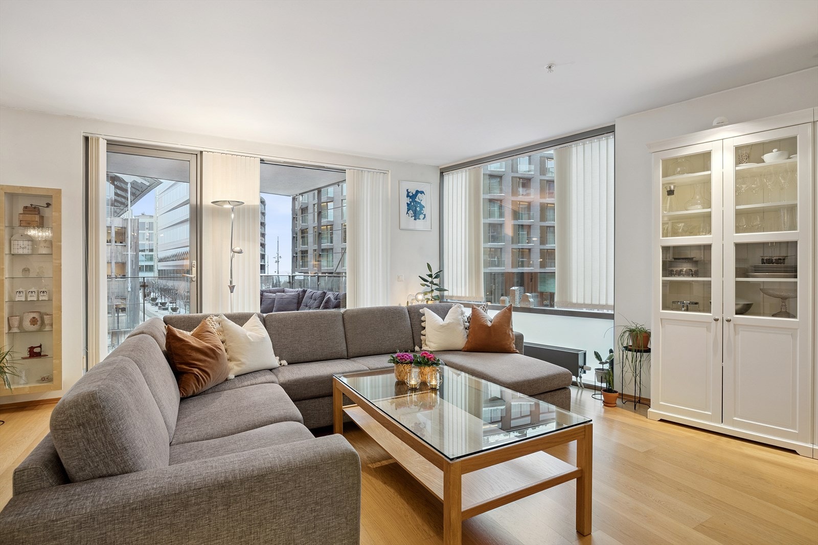 Store vindusflater og hjørneplassering slipper inn rikelig med dagslys. Galleribilde