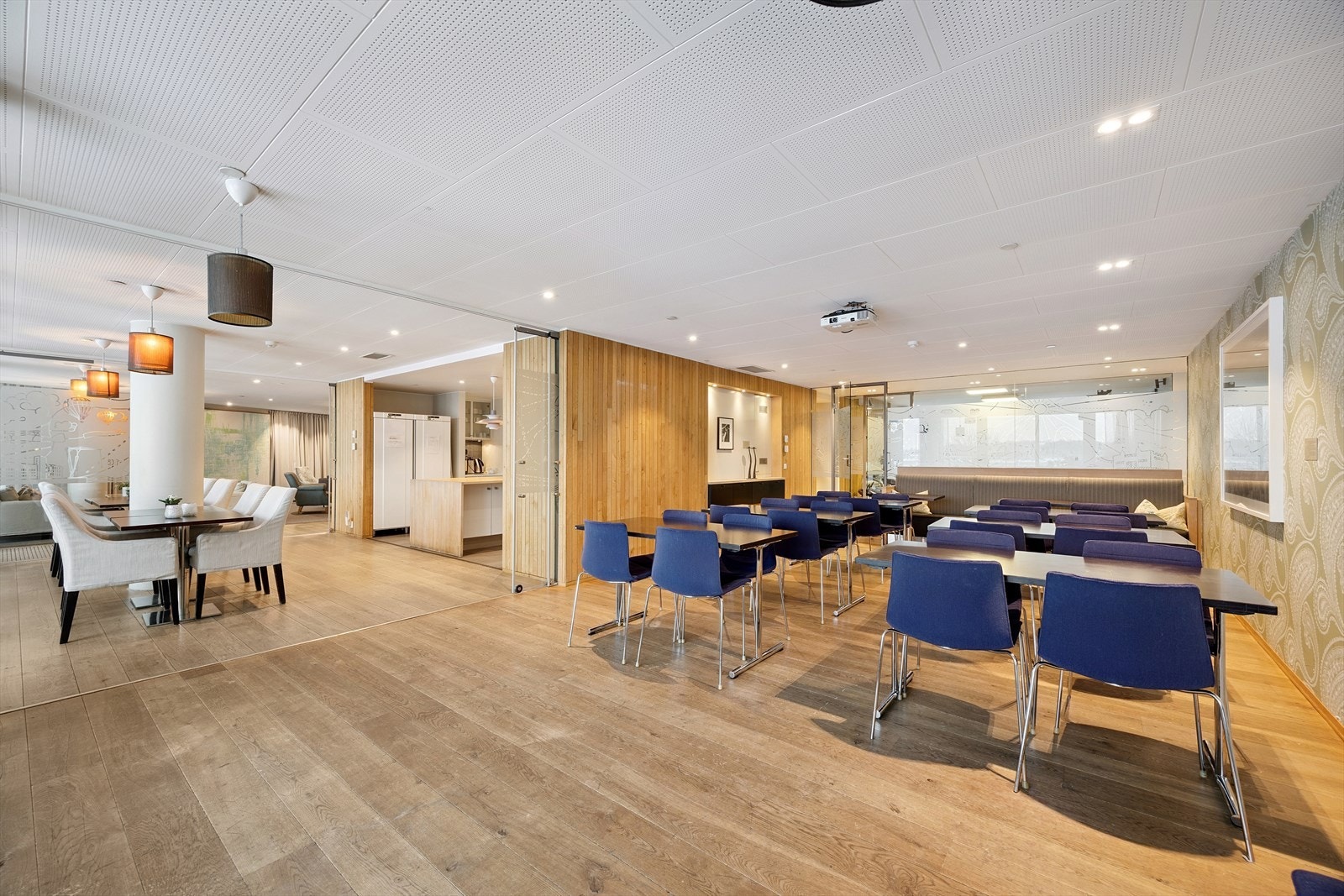 Leiligheten er tilknyttet Tjuvholmen Servicesameie. Her finnes også fleksible rom som kan tilpasses for møter eller større selskaper. Galleribilde