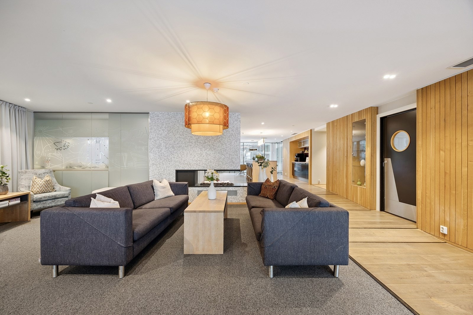 Leiligheten er tilknyttet Tjuvholmen Servicesameie. De felles oppholdsrommene er stilfullt innredet med flere sittegrupper. Galleribilde