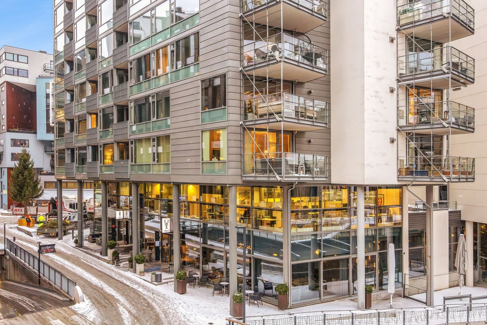 Bygget er fra 2008 og har en moderne fasade. Galleribilde