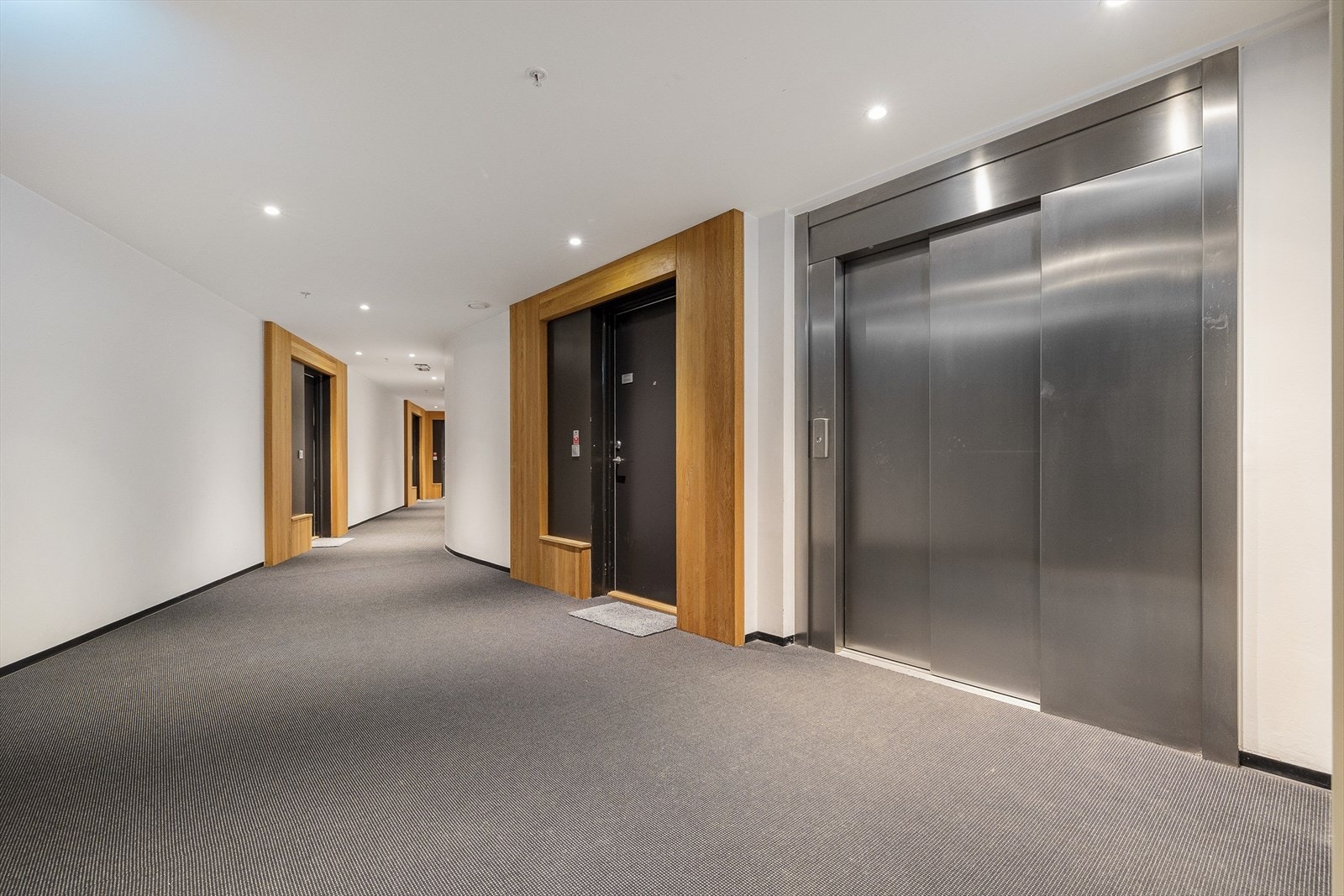 Heisen tar deg enkelt og trinnfritt fra garasjeanlegget og opp til leiligheten i 3 etg. Pluss-konseptet ligger i 2 etg. Galleribilde