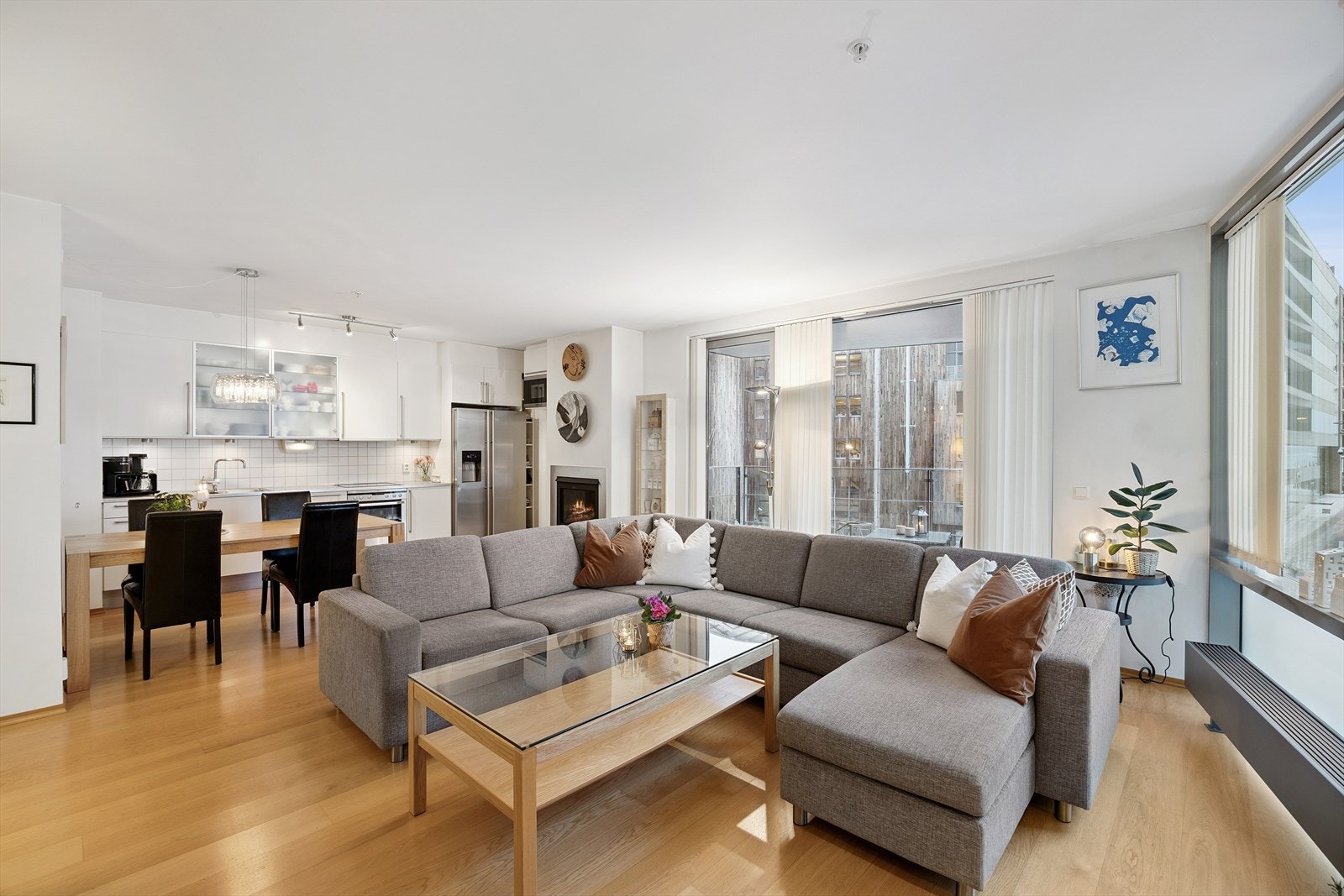 En lys og gjennomgående hjørneleilighet med åpen planløsning og flott balkong på 9 kvm.
Garasjeplass. Tilknyttet pluss konseptet/Tjuvholmen servicessameie. Galleribilde