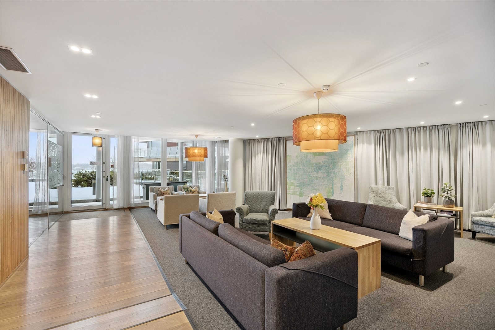 Leiligheten er tilknyttet Tjuvholmen Servicesameie. Fra loungen er det utgang til en felles, møblert terrasse. Galleribilde