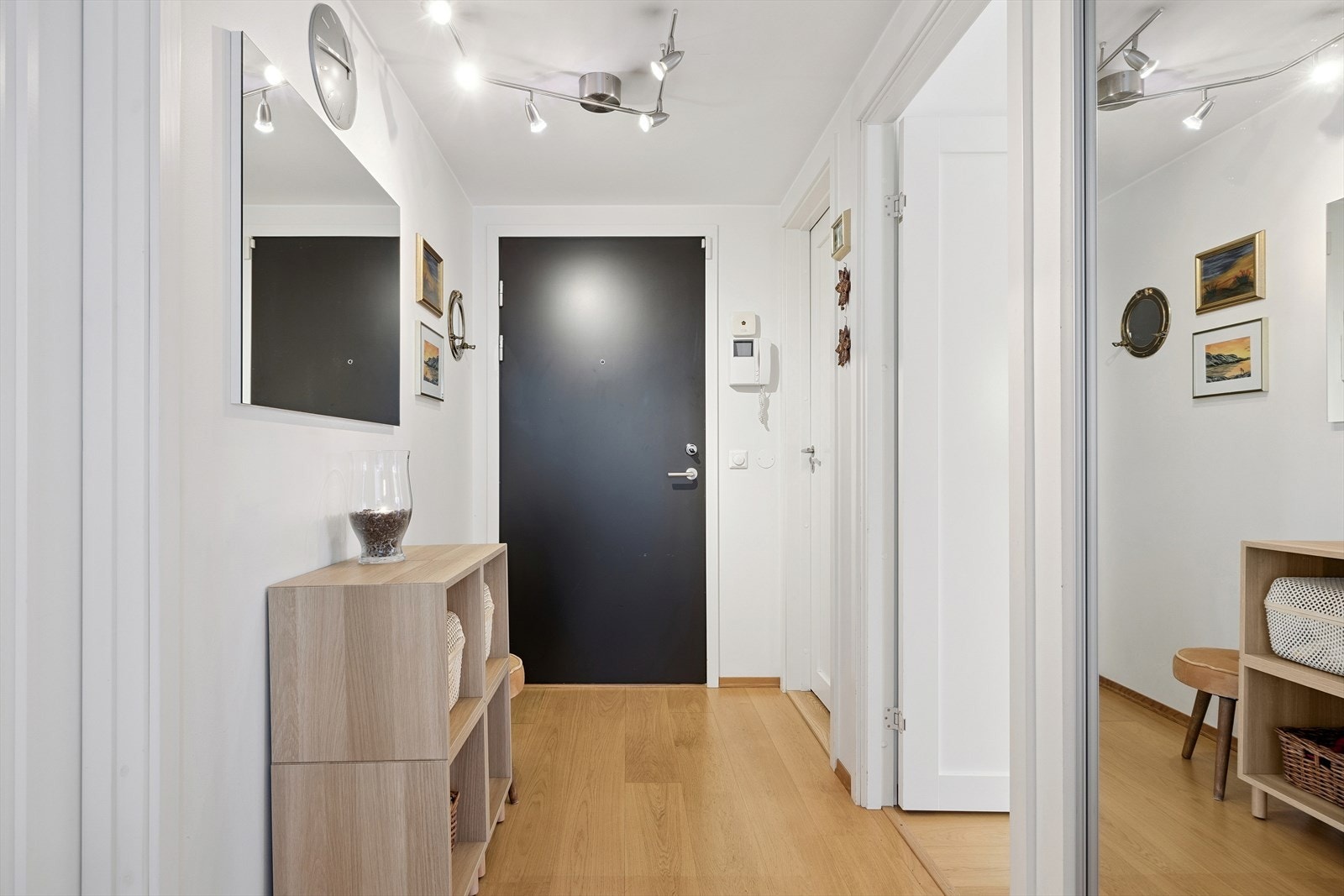 En romslig entré med skyvedørsgarderobe for effektiv oppbevaring ønsker velkommen inn. Galleribilde