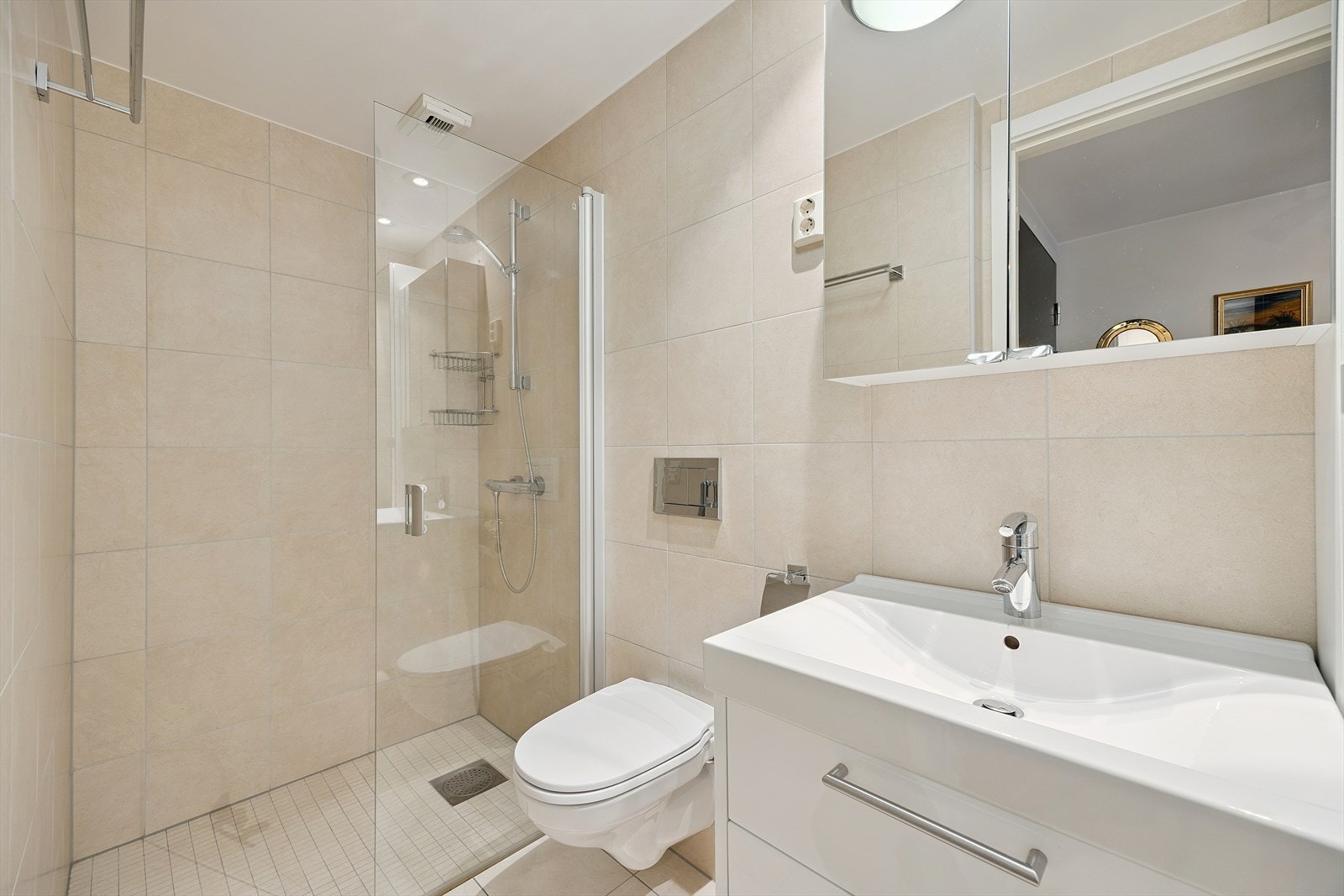 Leiligheten har to delikate, flislagte bad, begge med elektriske varmekabler i gulvet. Galleribilde