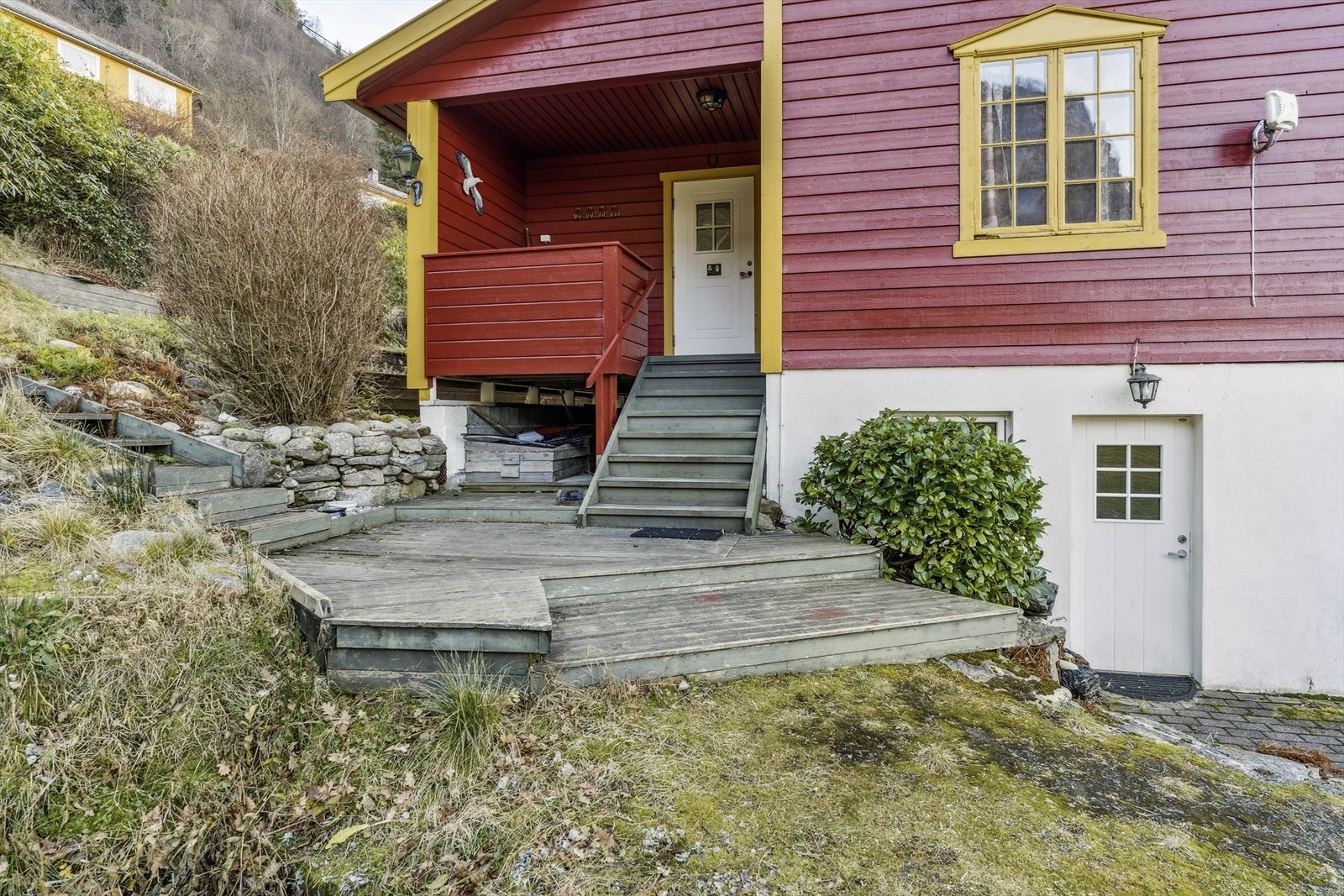 Overbygget inngangsparti, samt egen inngang til underetasjen Galleribilde