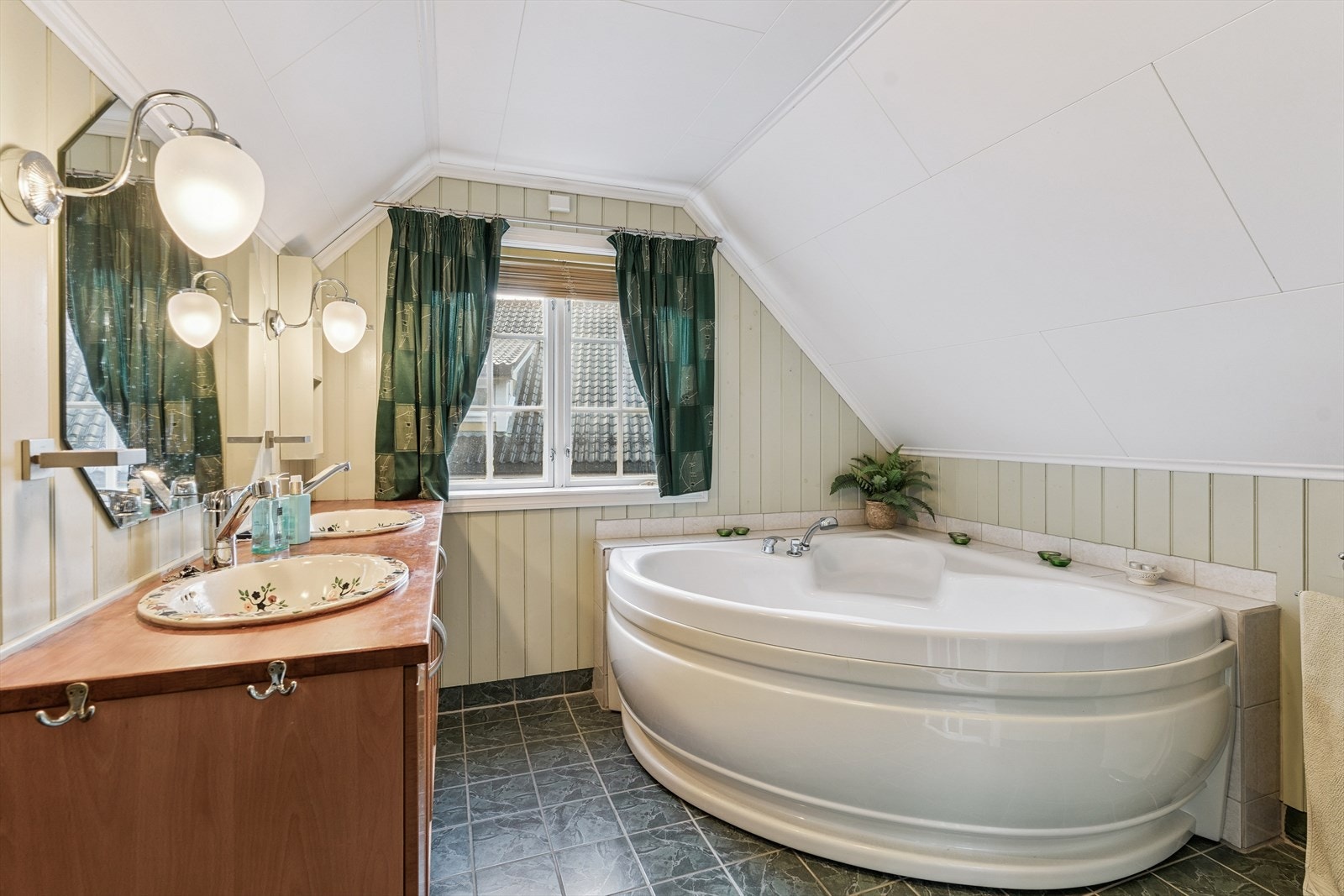 Lyst bad med dobbel vask og romslig hjørnebadekar Galleribilde