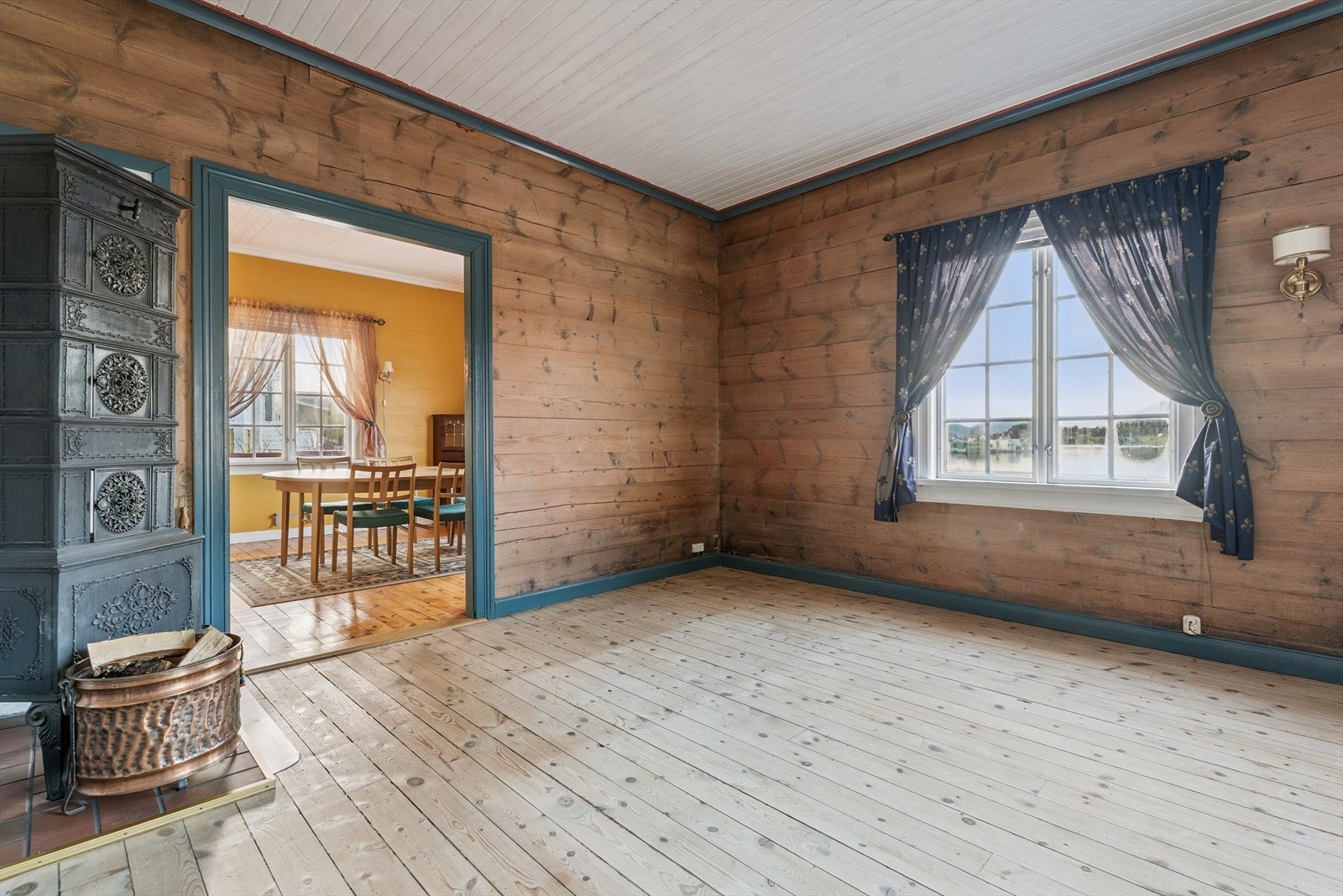 Stue 2 med flott støpejerns ovn ( forhold nevnt i rapport på utbedres før bruk) Galleribilde