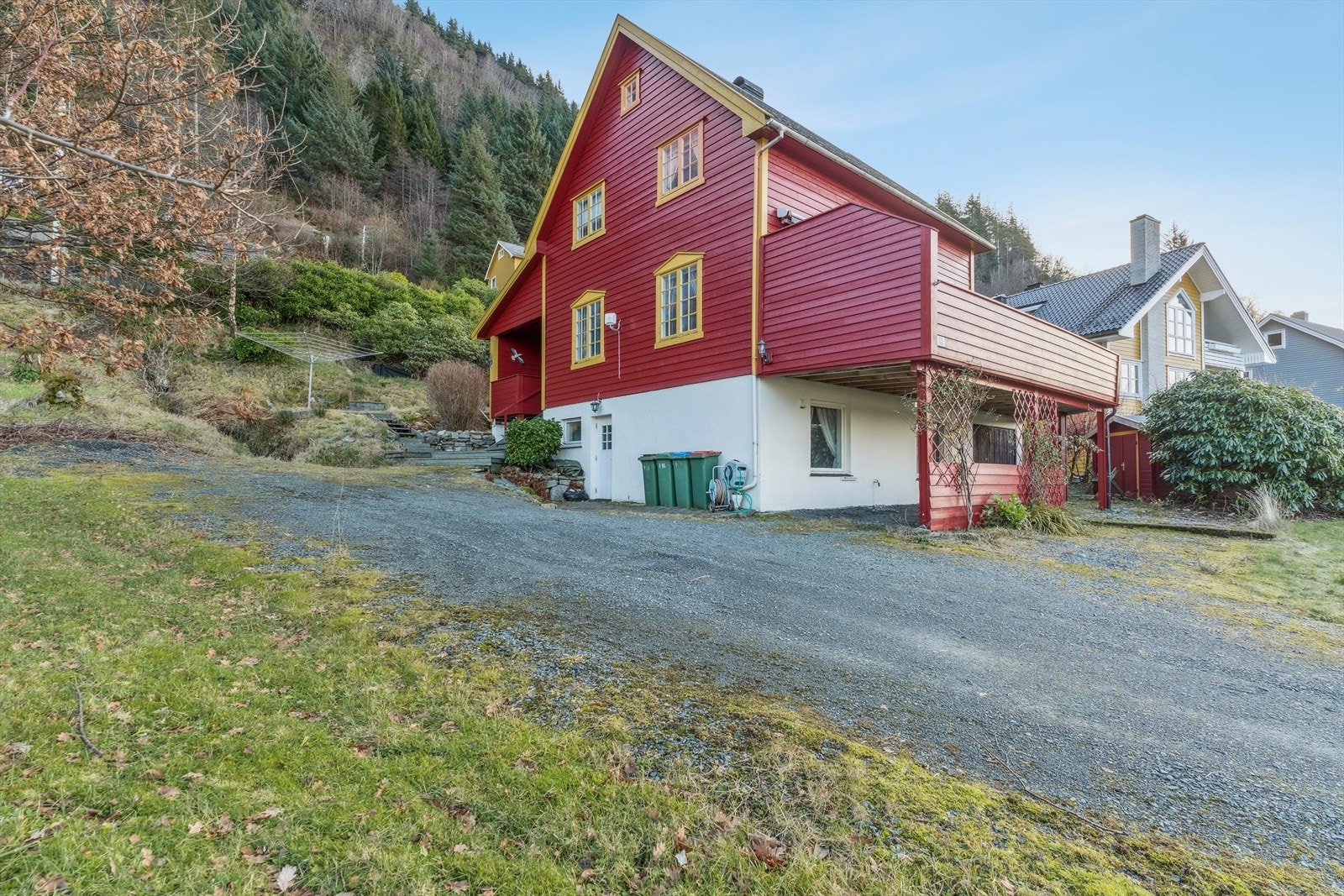 Stor gruset gårdsplass med gode parkeringsmuligheter Galleribilde