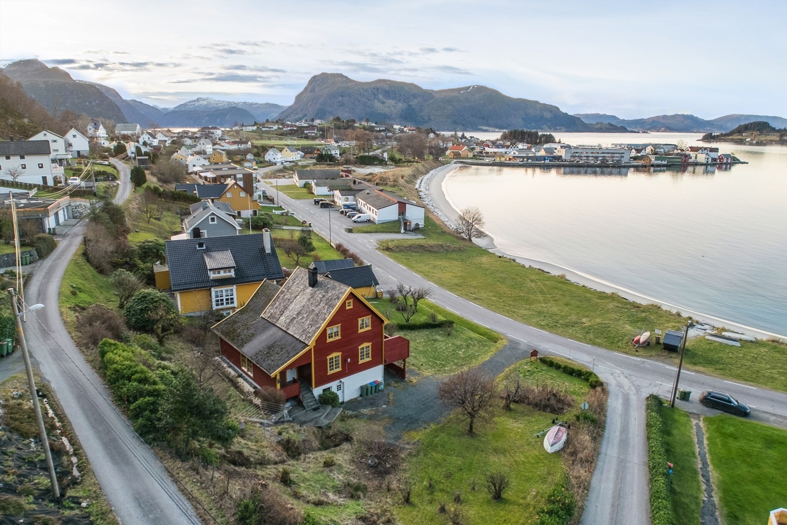 Sjarmerende enebolig med idyllisk beliggenhet nær sjøen, omgitt av naturskjønne fjell Galleribilde
