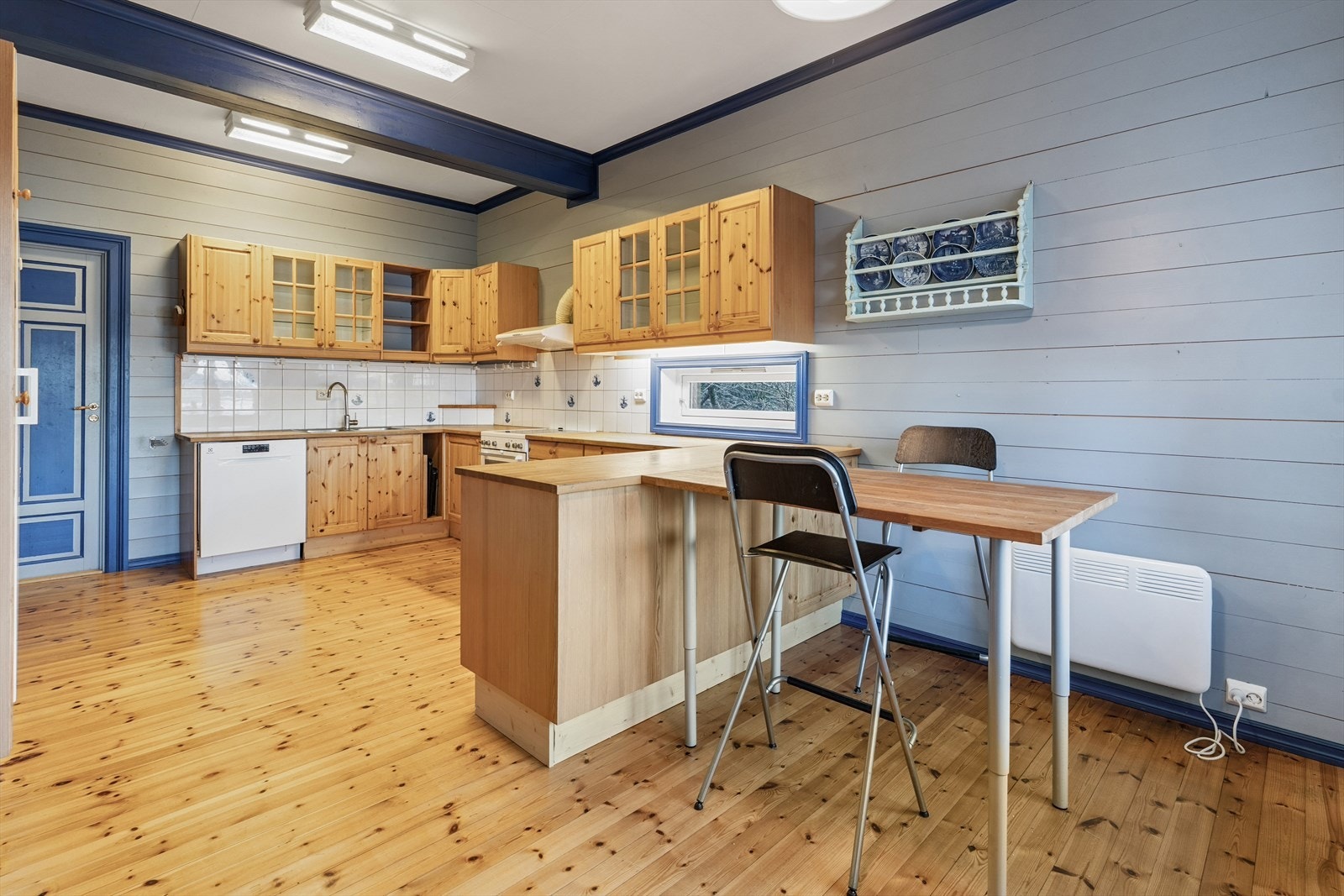 Kjøkkenet er av god størrelse, med inngang til bod Galleribilde