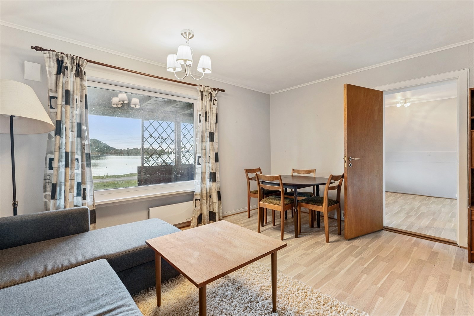 Stue i underetasjen med utsikt mot Seljesanden Galleribilde