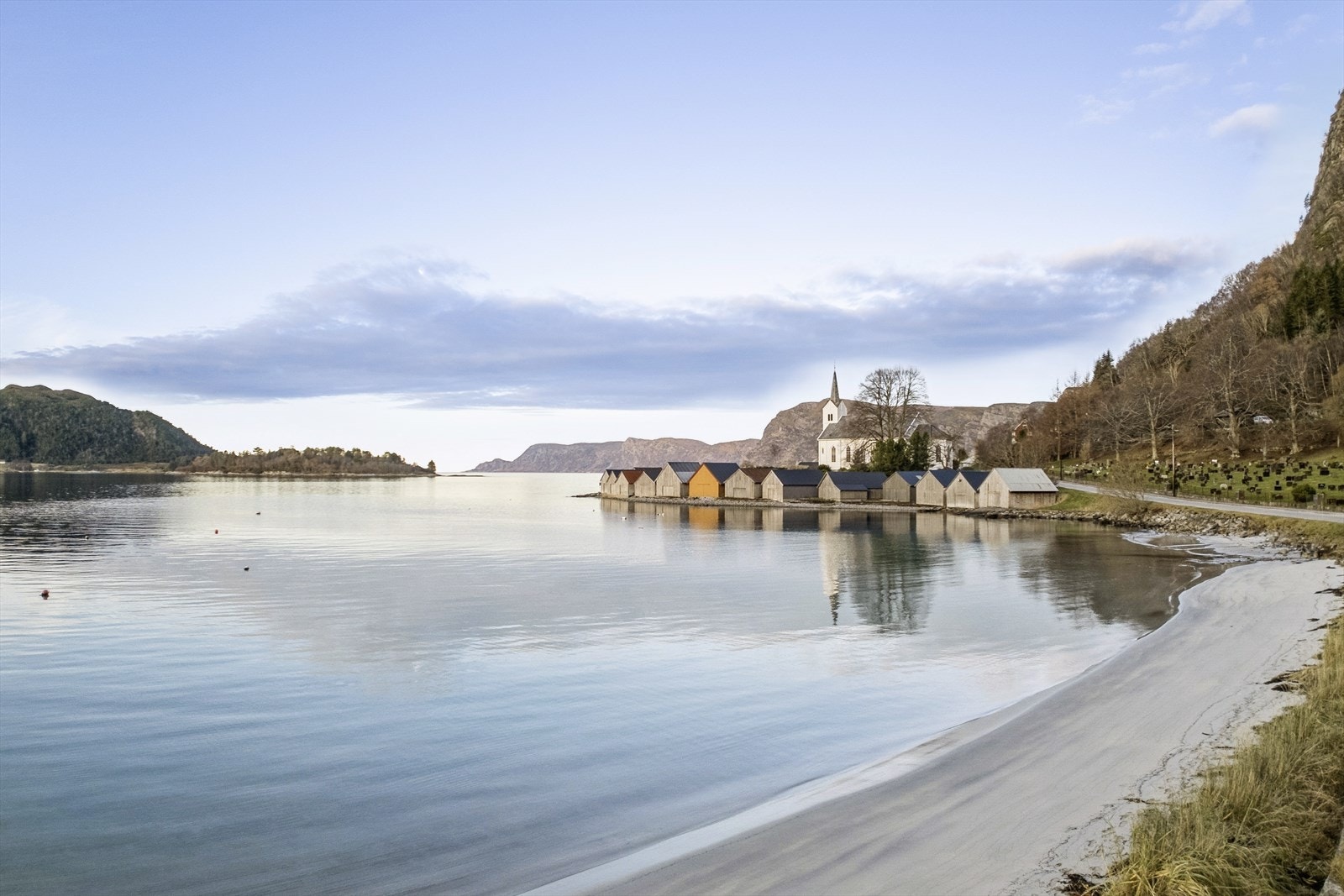 Flott badestrand, Seljesanden ligger like nedenfor boligen. Her finner du også BUA utlånstjeneste og badstue. Galleribilde