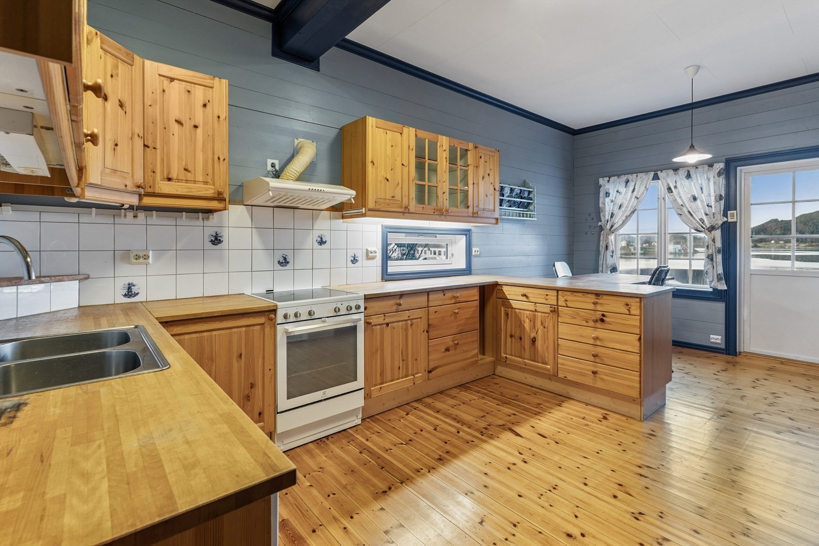 Fra kjøkkenet er det utgang til stor terrasse Galleribilde