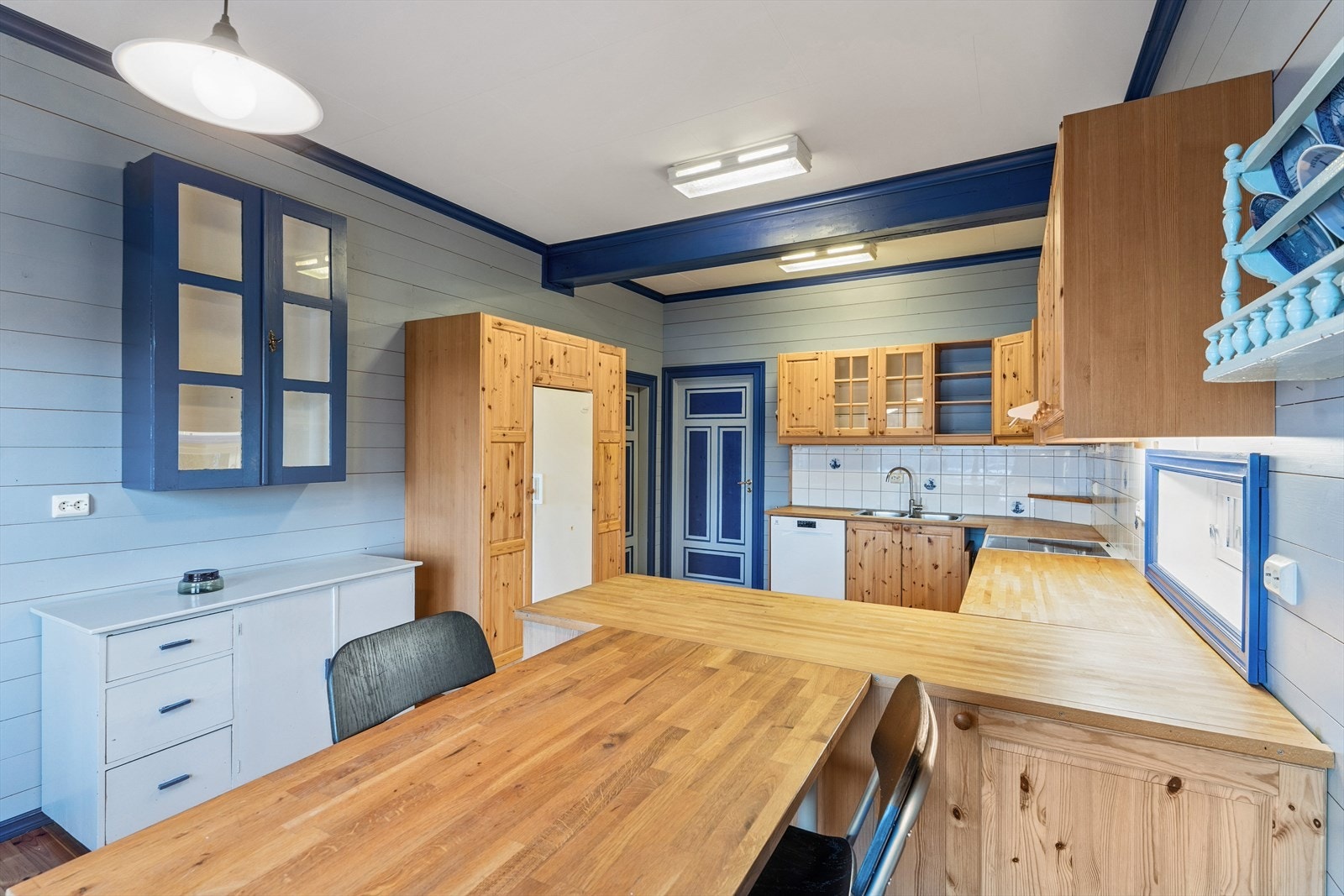 Innredning i tre med frittstående hvitevarer som medfølger Galleribilde