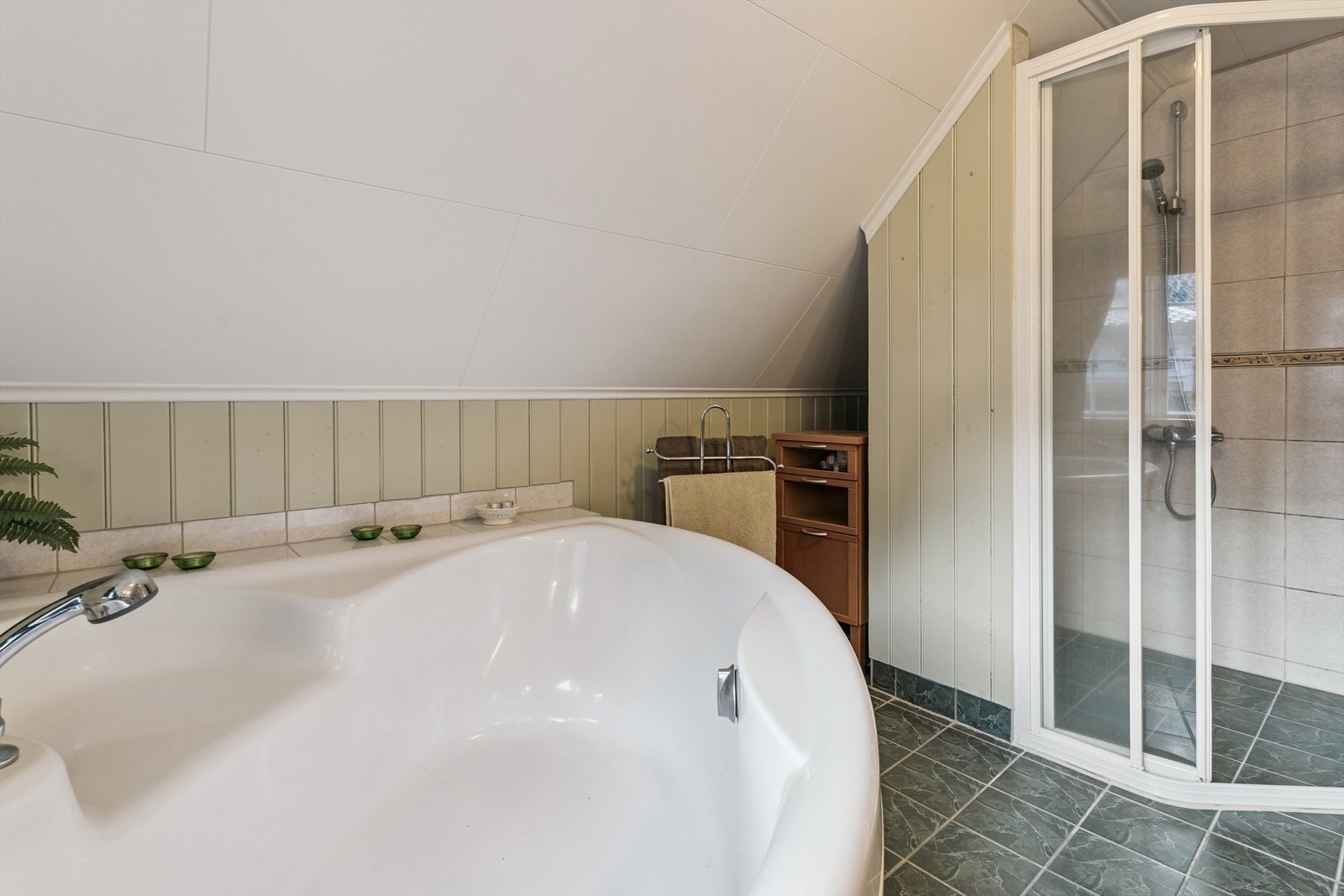 Dusjnisje og flislagt gulv med varmekabler Galleribilde