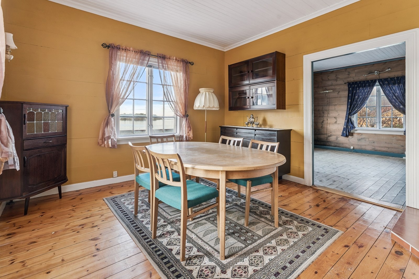 Flotte originale detaljer som tregulv og tømmervegger er bevart Galleribilde