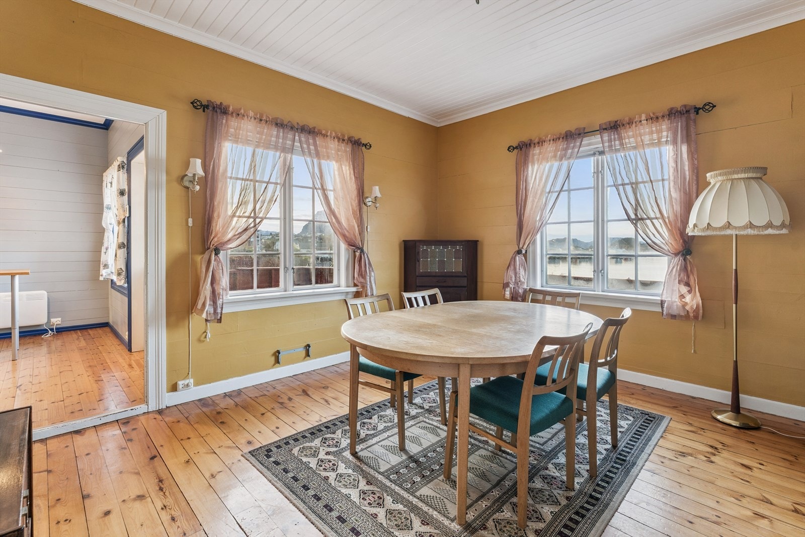 Lys og romslig spisestue med store vinduer som slipper inn mye naturlig lys Galleribilde