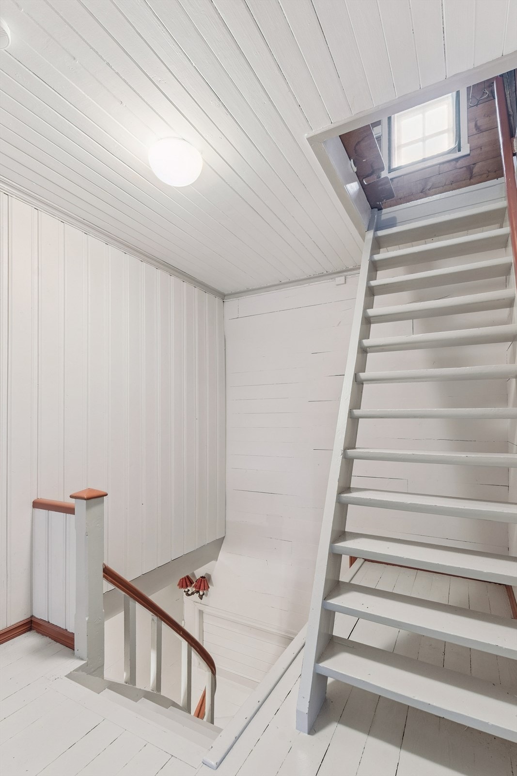 Gang og trapp opp til 2 etasje med tre soverom, baderom og adkomst til loft Galleribilde