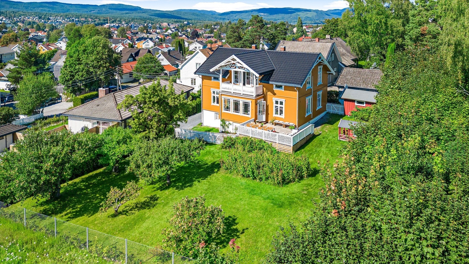 Leiligheten er en del av denne flotte villaen med meget god intern beliggenhet. Galleribilde