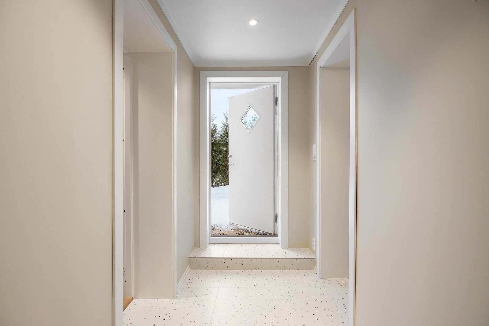 Innbydende entre med god plass til oppheng av yttertøy og diverse. Galleribilde