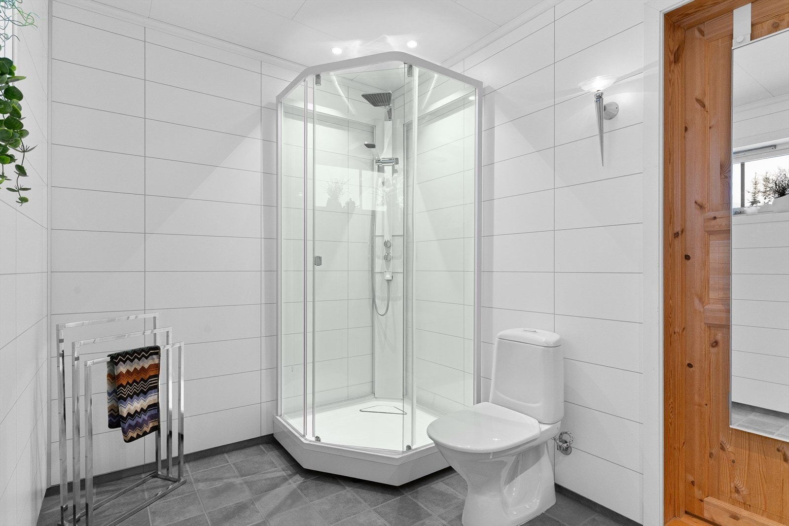 Dusjkabinett og eget toalett. Galleribilde