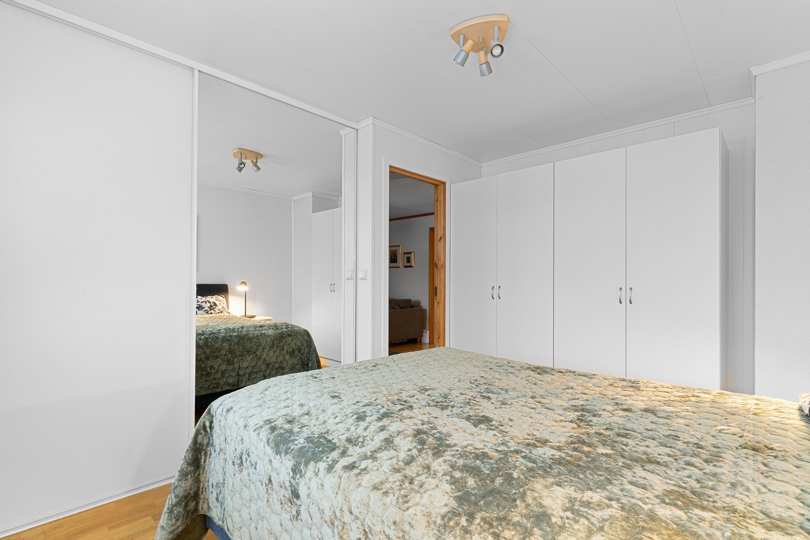 Godt utstyrt med gode garderober, både skyvedørsgarderobe og frittstående garderober. Galleribilde