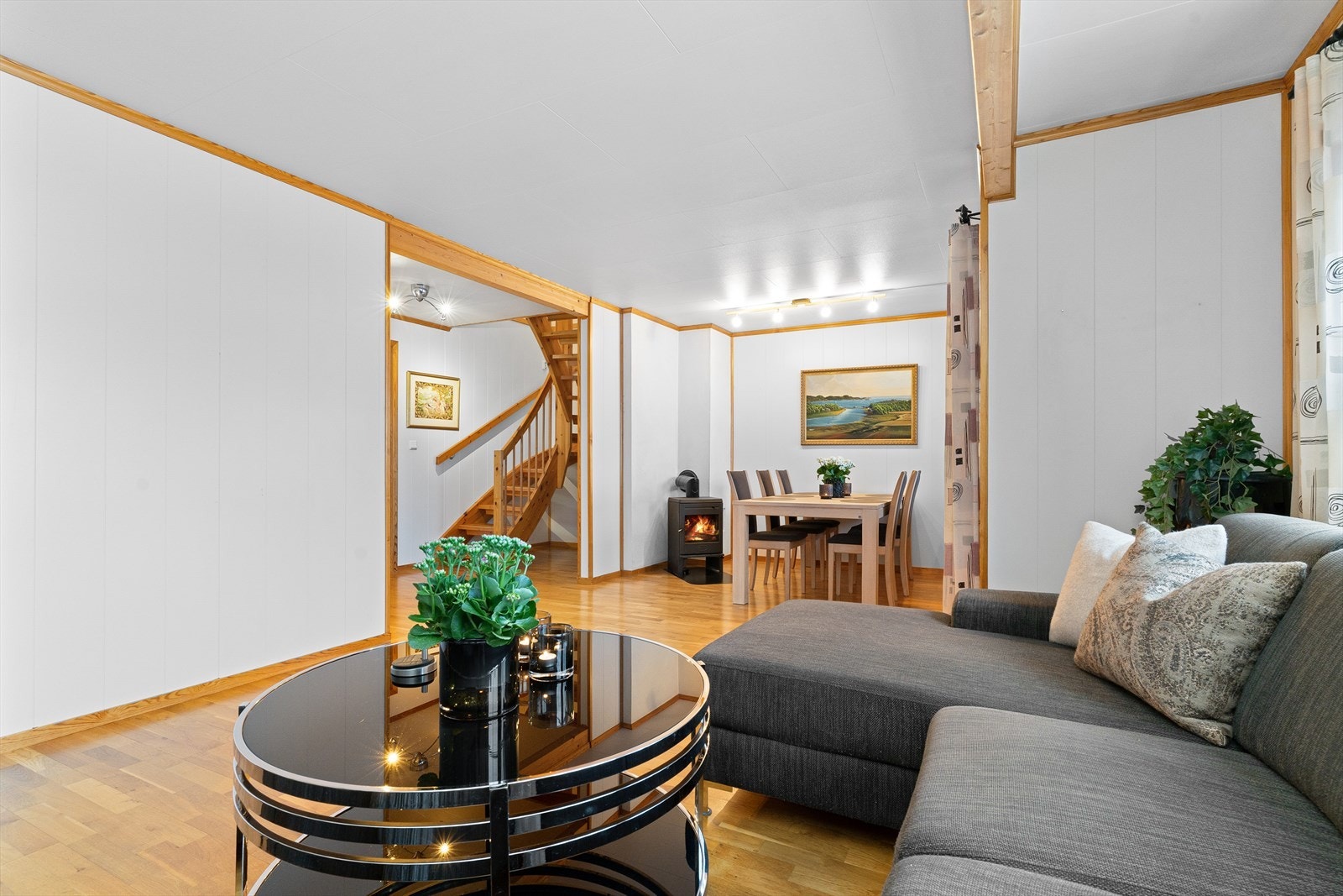 Rekkehuset fremstår som velholdt, med lite slitasje og mangler. Galleribilde