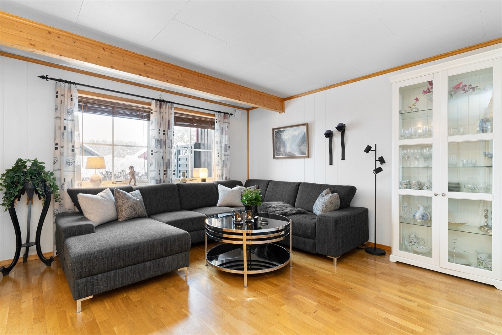 Stuen er lys og luftig. Det er lagt elektriske varmekabler i store deler av førsteetasjen. Galleribilde