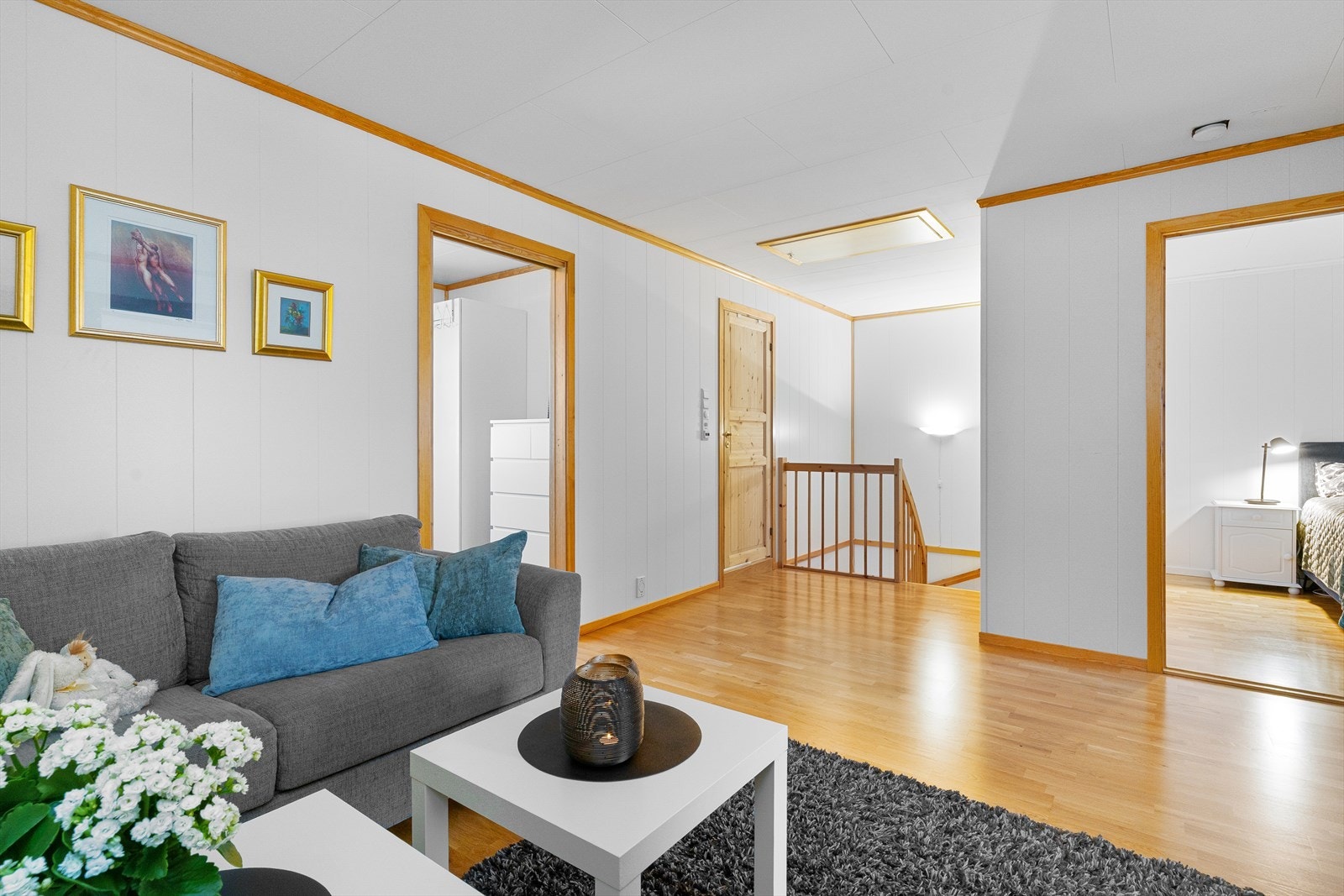 På toppen av trappa finner man en egen loftstue. I taket over loftstua har man et stort lagringsloft med ekstra lagringsplass. Galleribilde