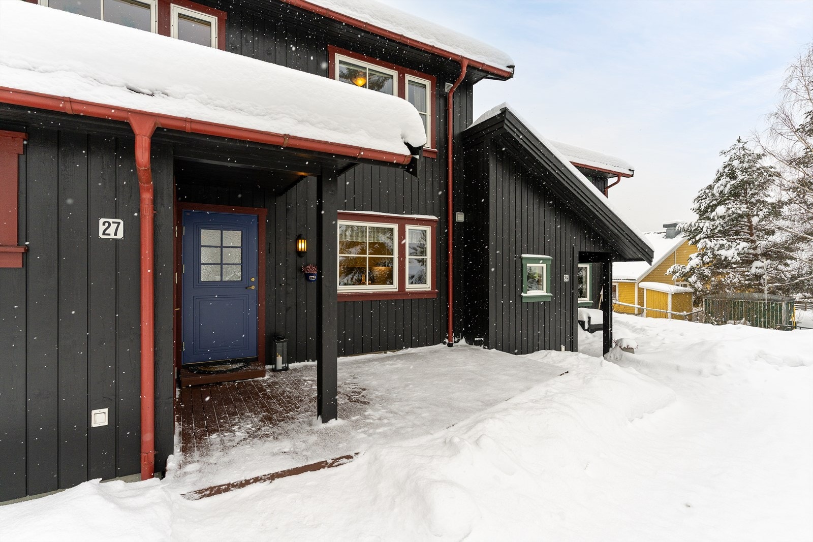 Boligen har gjennomgående planløsning i begge etasjeplan, og er utstyrt med terrasseplatting både i sydende og nordende. Her kan man følge sol og skygge alt etter hva man ønsker. Galleribilde