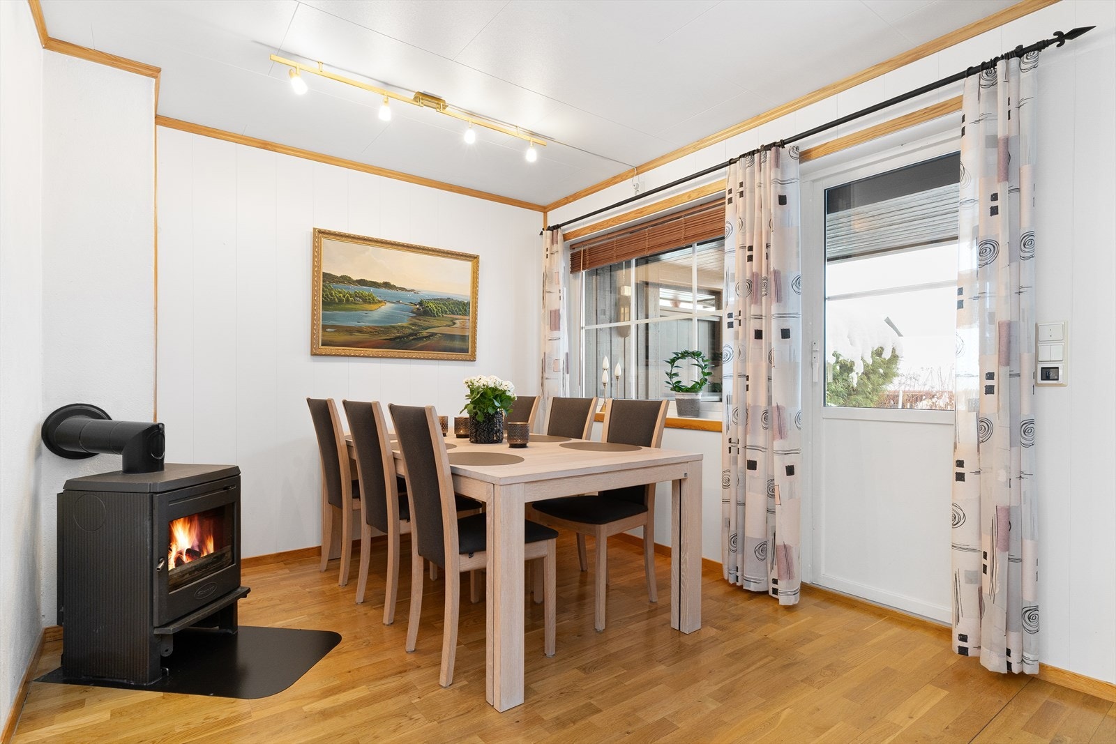 Utgangsdør til terasse som dels er takoverbygd. Galleribilde