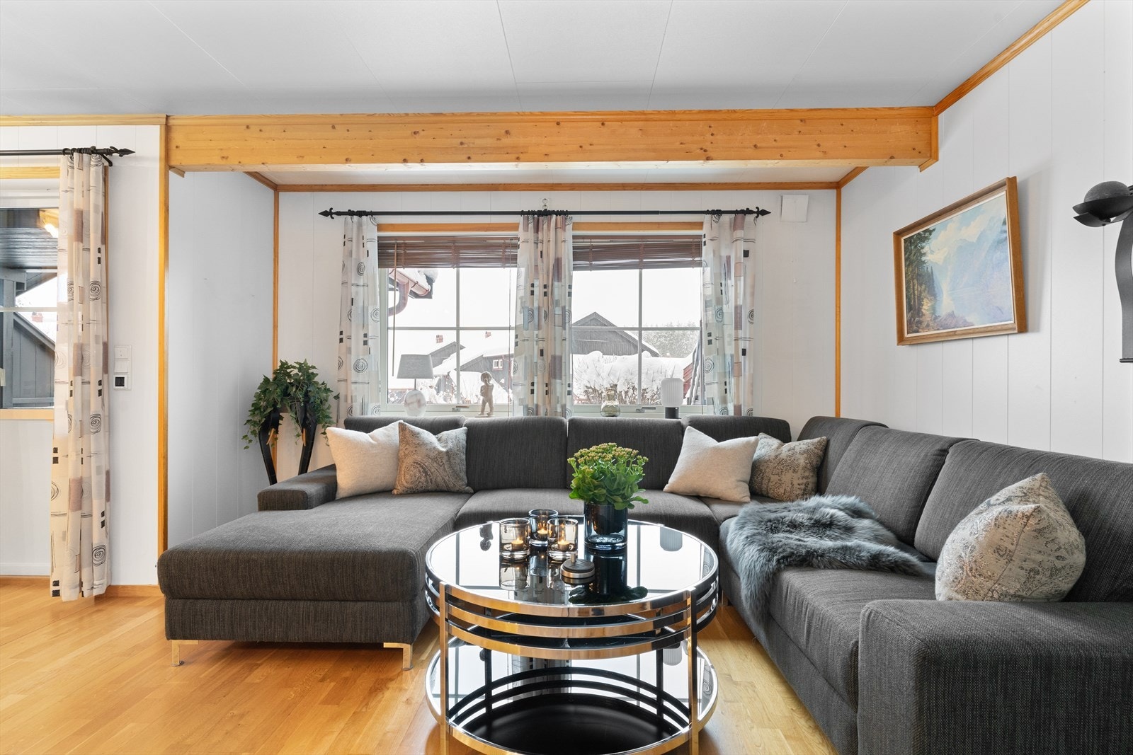 Det er god plass til en raus sofagruppe Galleribilde