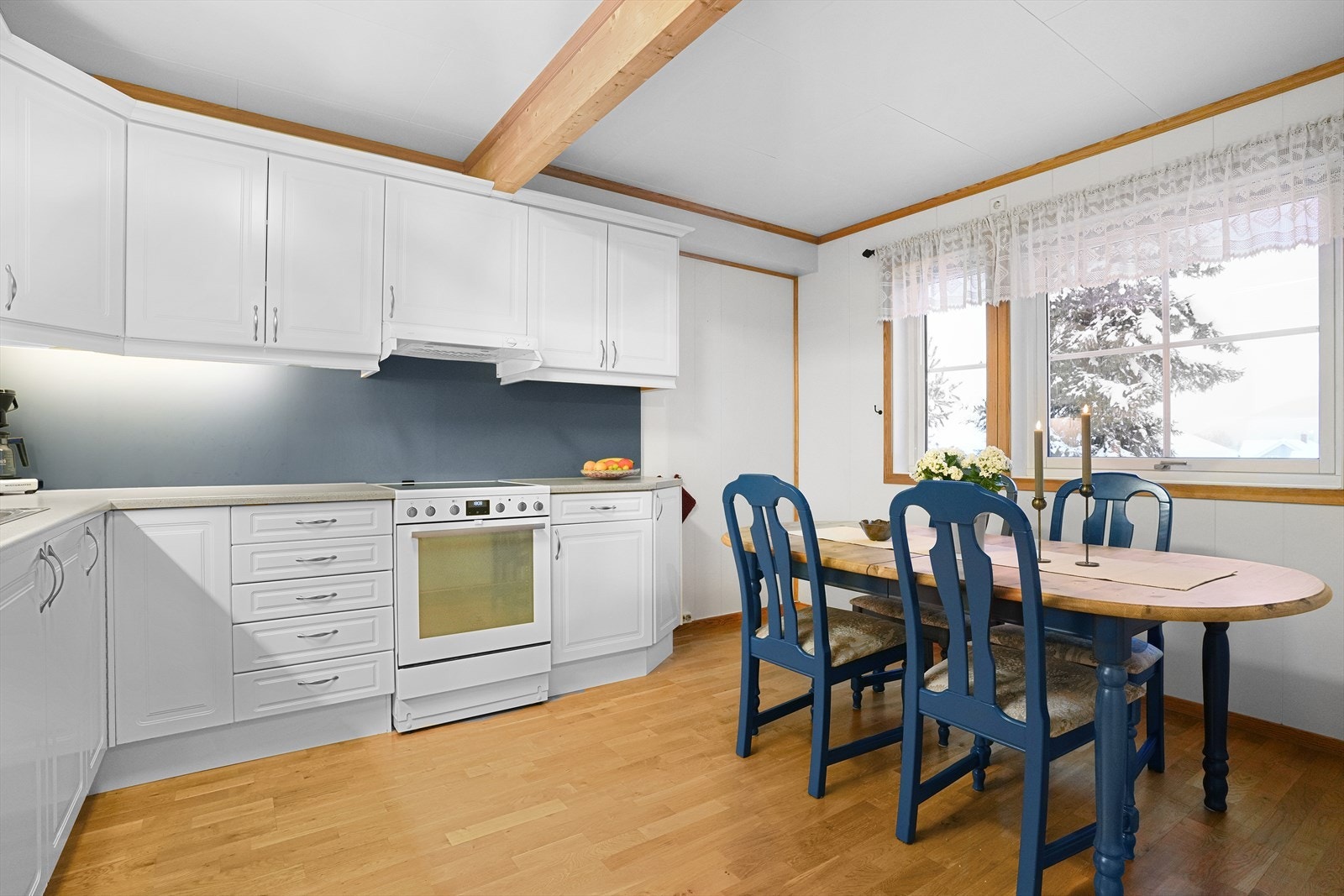 Kjøkkenet har vinkelløsning med plass til eget frokostbord. Galleribilde