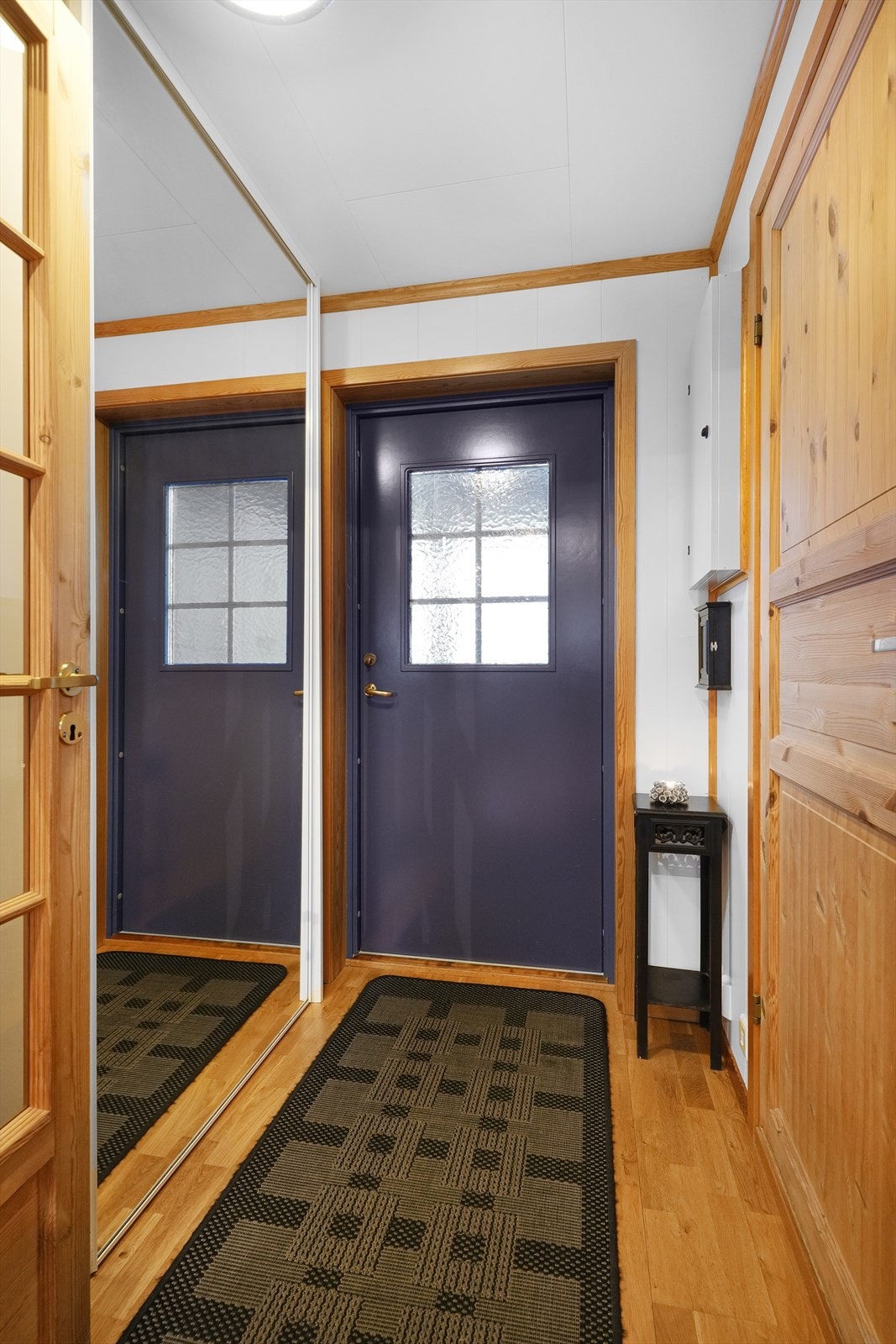 Her har man god lagringsplass bak speilskapet. Sikringsskapet er praktisk plassert på veggen, med enkel tilkomst. Galleribilde