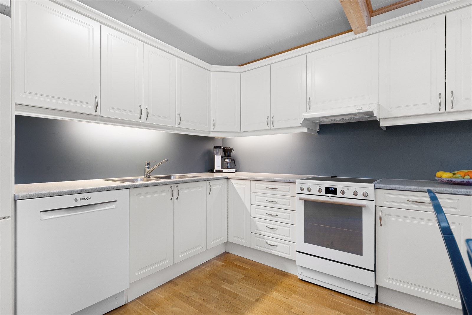 Innredningen har laminat benkeplate og godt med skapplass. Galleribilde