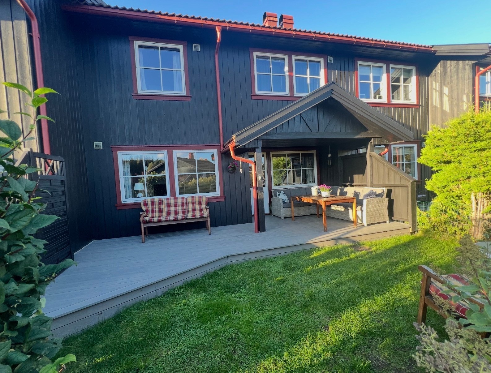 Privat bilde av uteplassen på sommerstid. Galleribilde