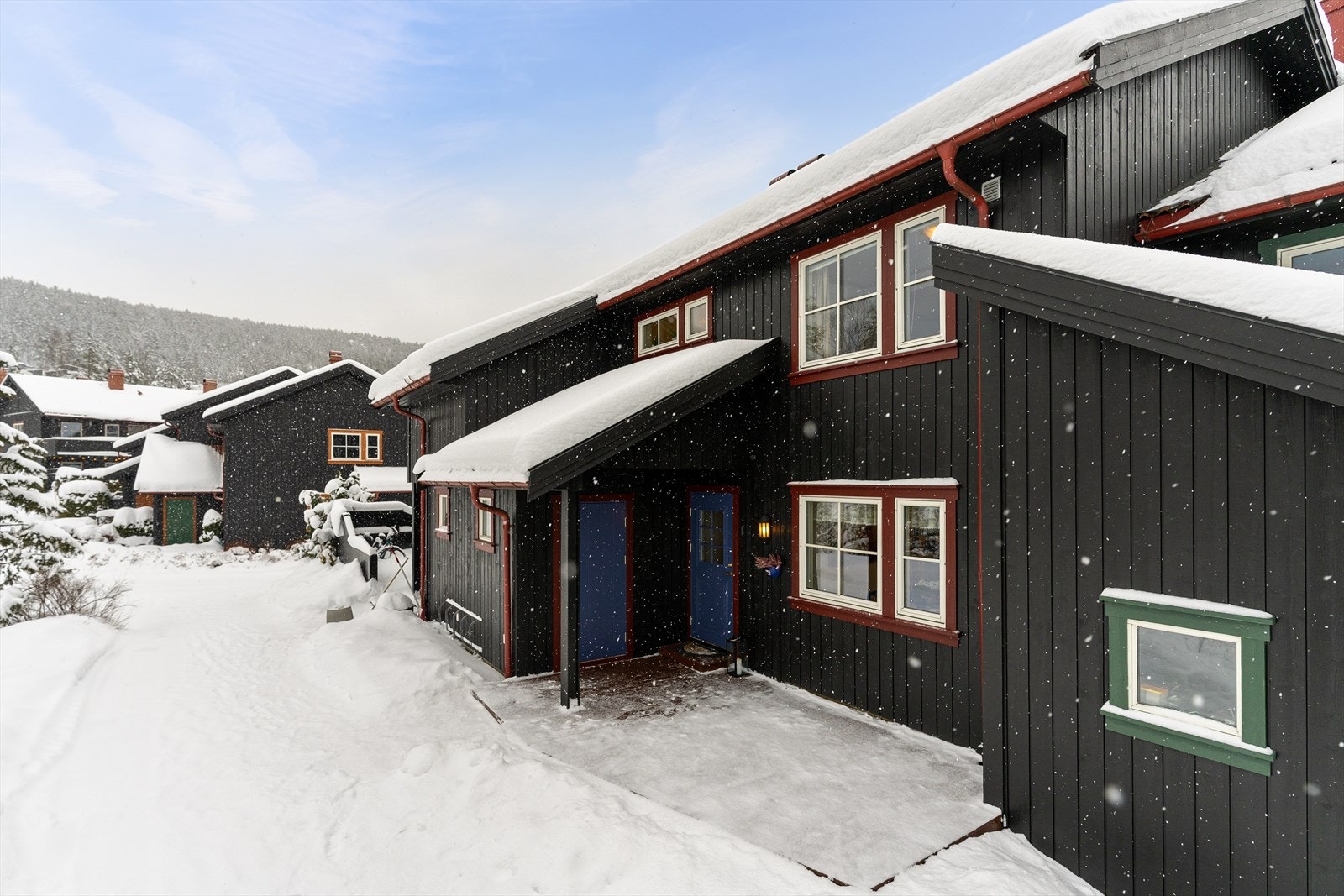 Boligen har et privat og skjermet adkomstparti, med kun èn annen nabo som går ''forbi'' Galleribilde