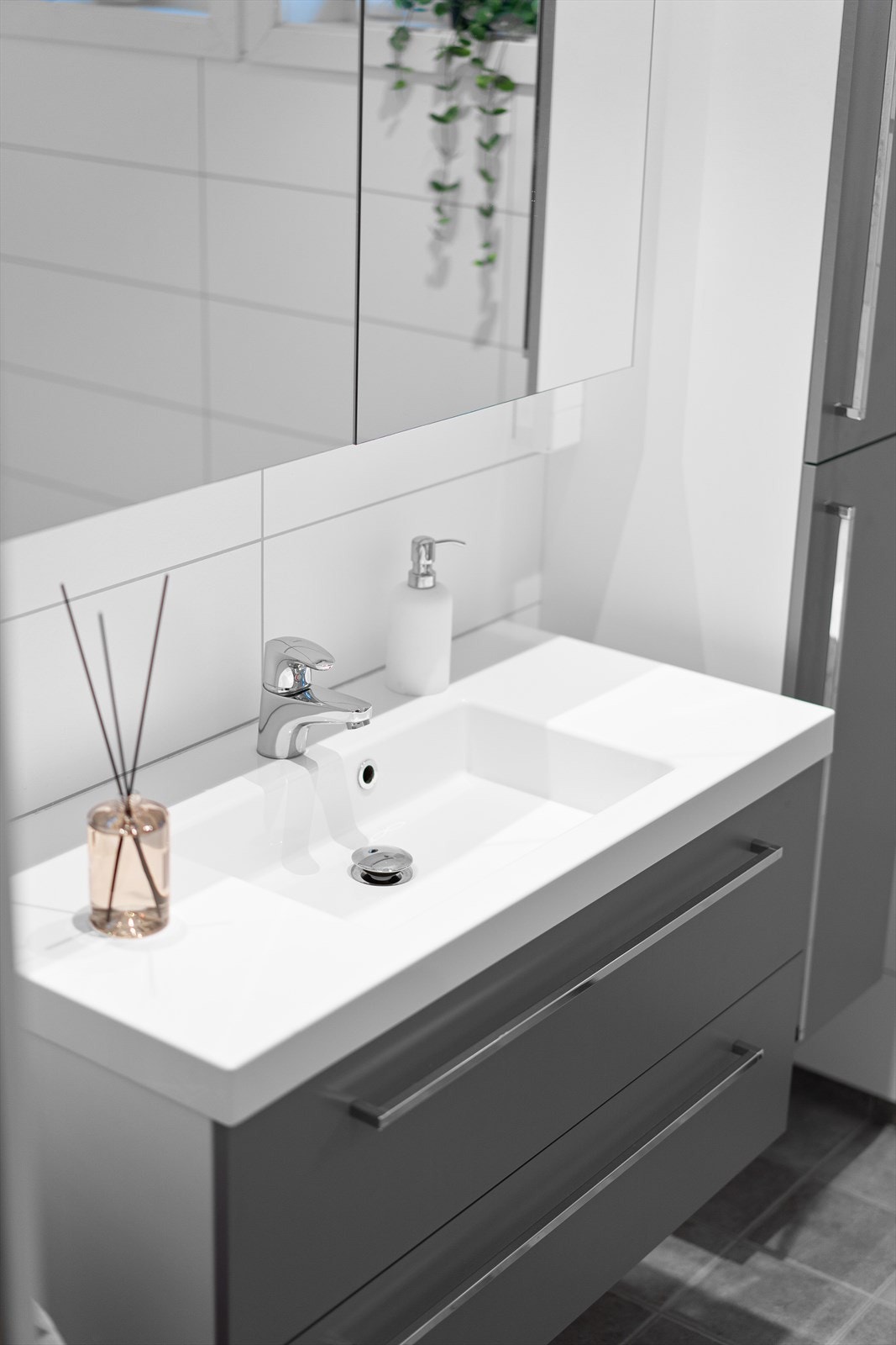 Heldekkende servant med et praktisk speilskap over. Romslig skuffeinnredning. Galleribilde