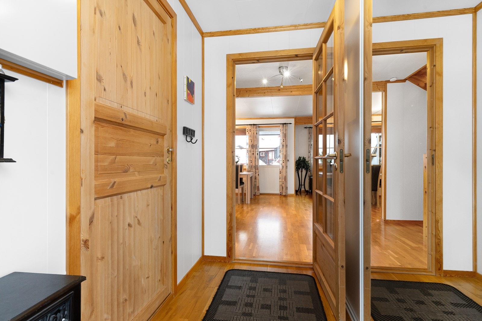 Velkommen inn! Entrè med skyvedørsgarderobe. Galleribilde