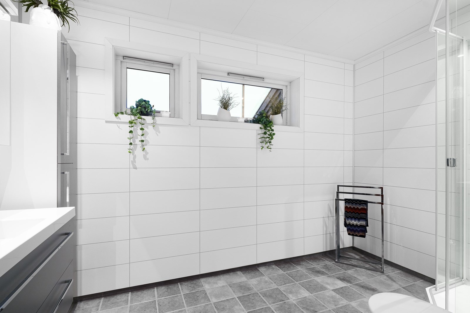 Flislagt gulv med våtromsplater på veggene. Galleribilde