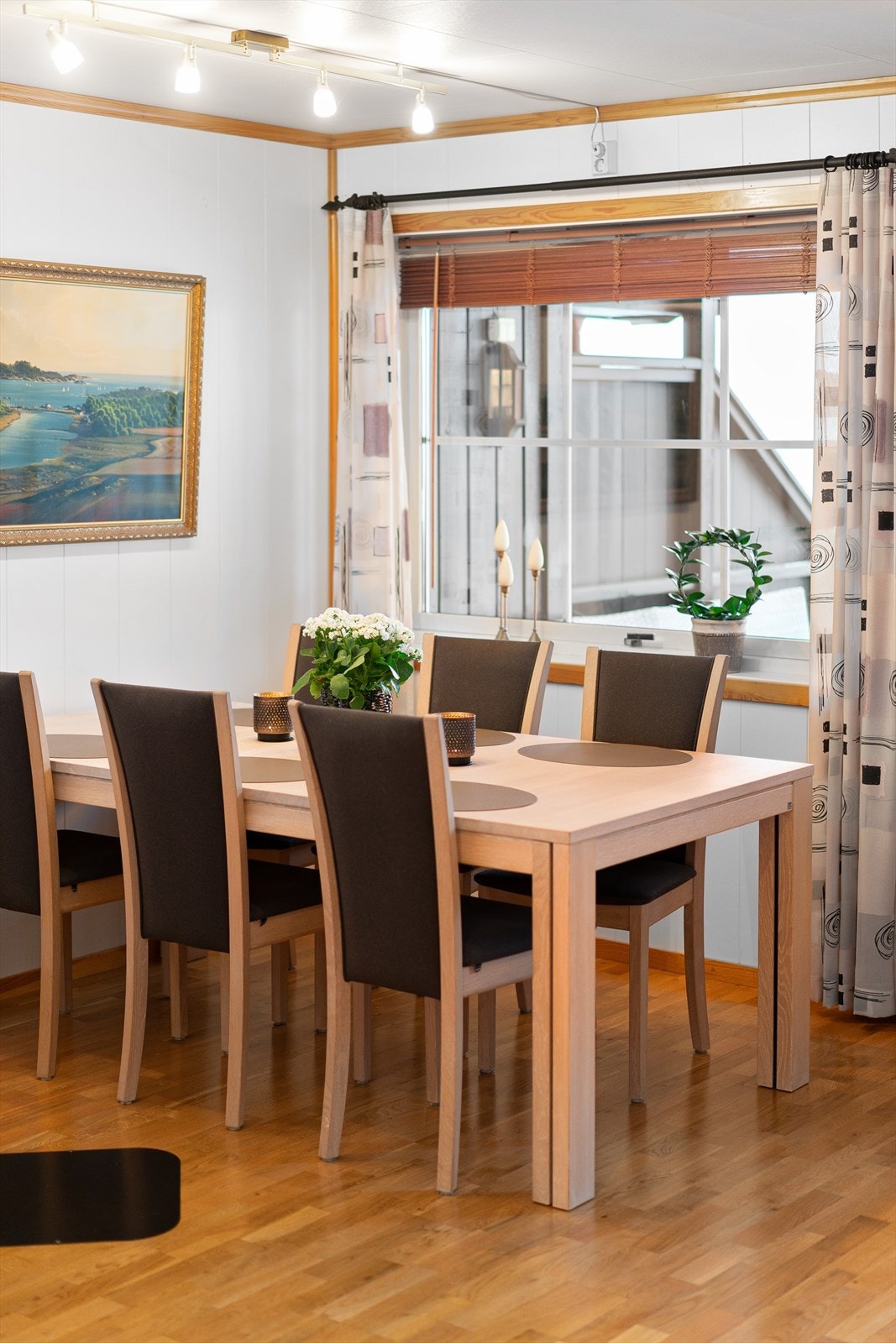 Attraktiv beliggenhet på Raumyr, et etterspurt og barnevennlig nabolag, særdeles godt egnet for barnefamilier. Galleribilde