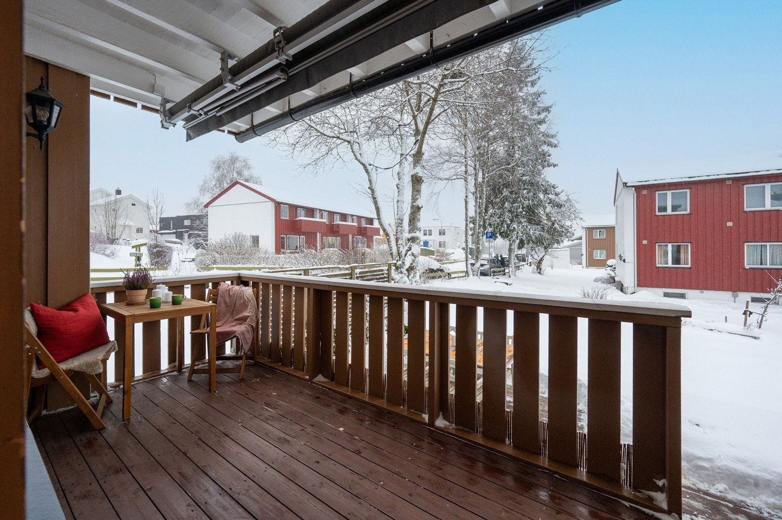 Markise fastmontert på balkongen. Galleribilde