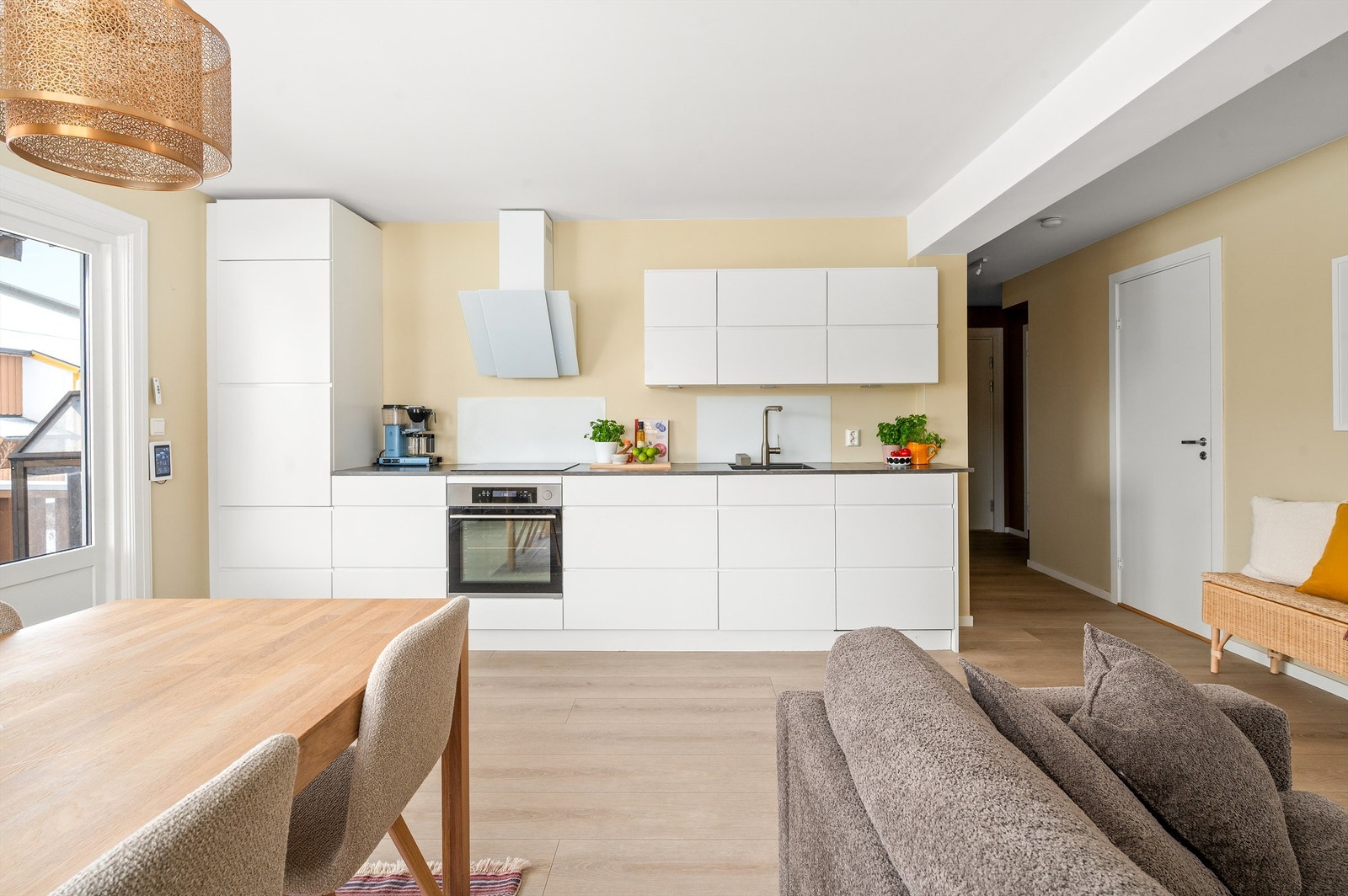 Åpen kjøkkenløsning til stuen. Galleribilde