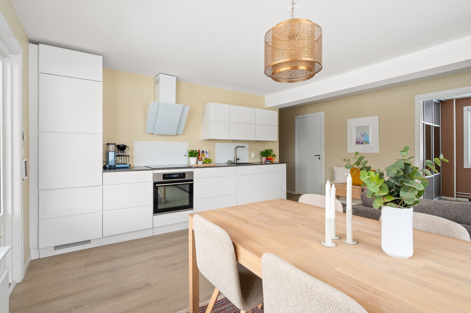 Åpen kjøkkenløsning fra Kvik mot stuen. Galleribilde