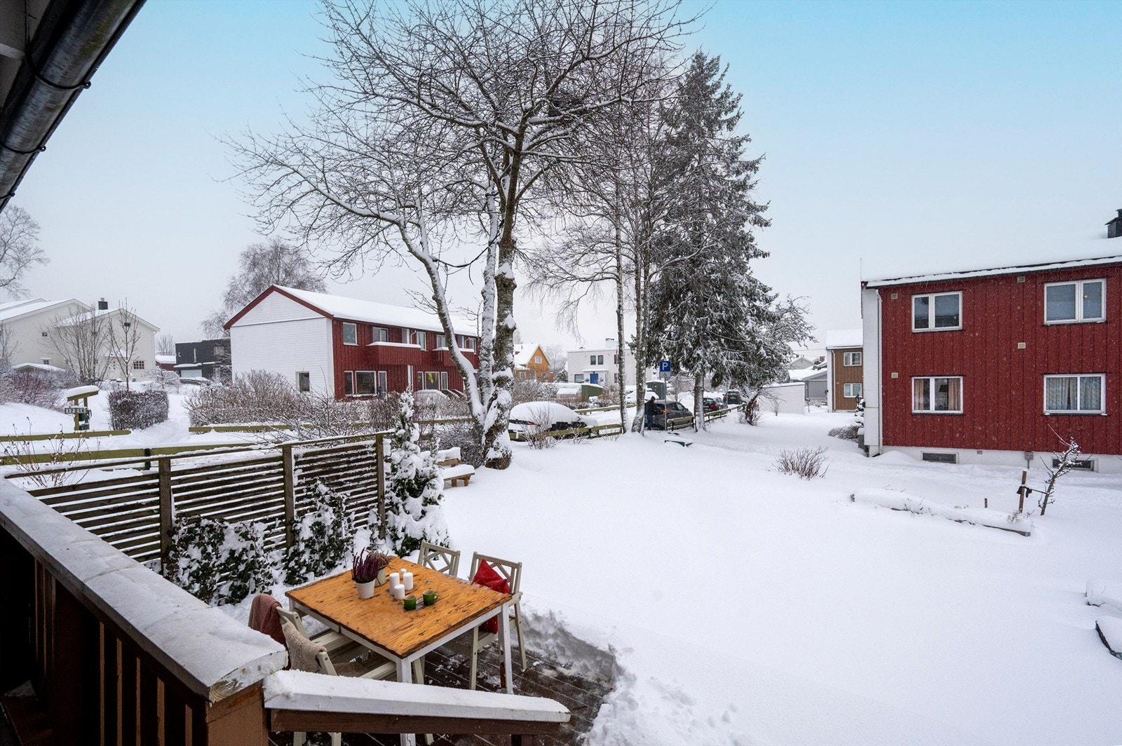 Fra balkongen er det trapp ned til terrassen. Galleribilde