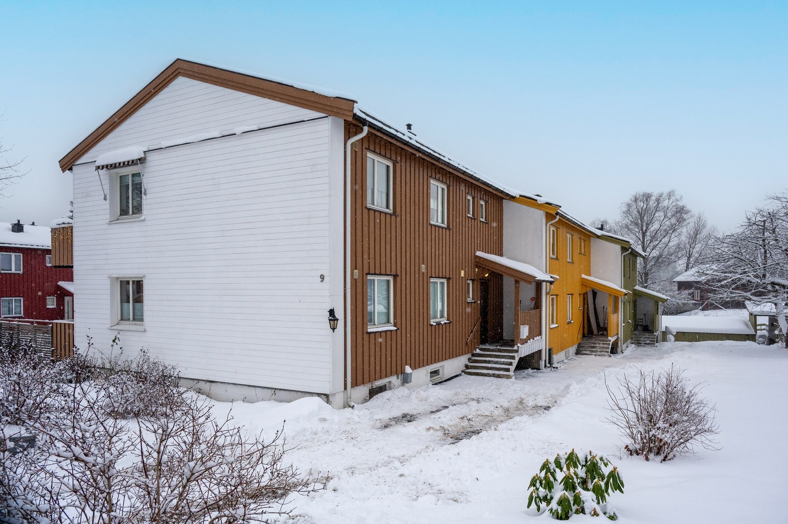 Fasade og hovedinngang til leiligheten i Sømveien 9 A. Galleribilde