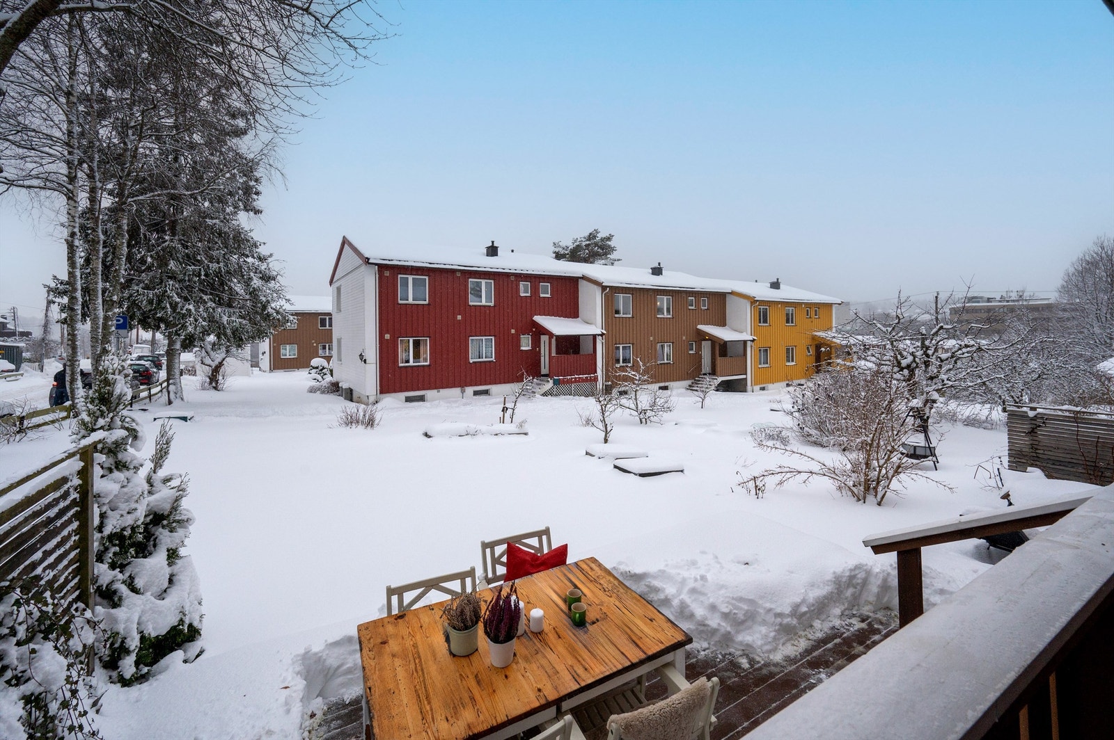 Utsyn mot fellesarealer fra syd-/vestvendt balkong. Galleribilde