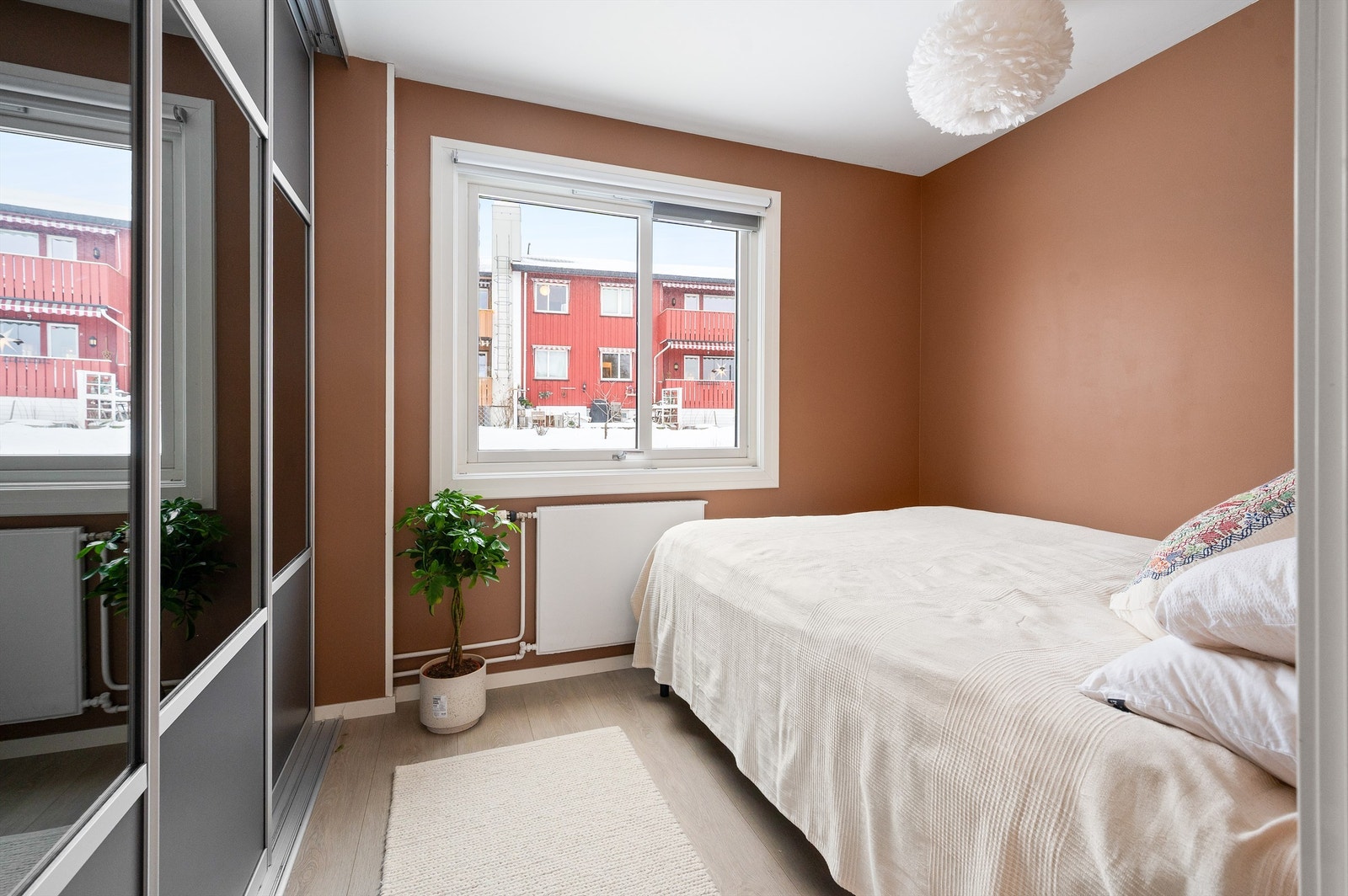 Hovedsoverom med skyvedørsgarderobeskap. Galleribilde